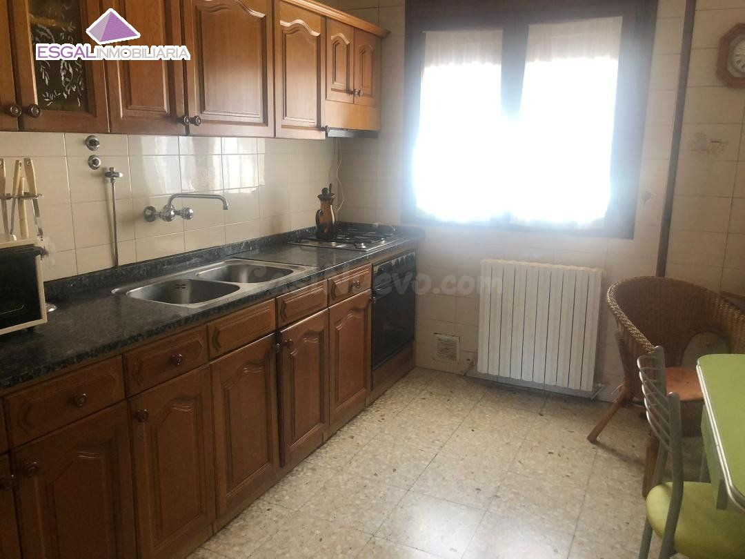 Se vende casa con jardín en Barbastro - foto 2