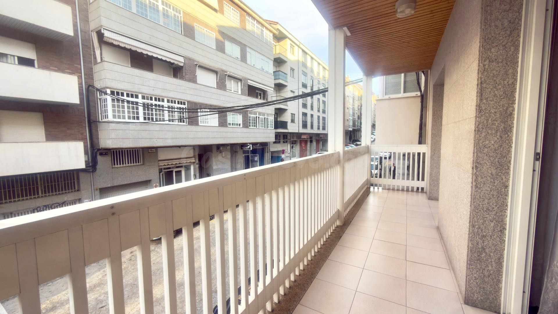 Espacioso Piso de 4 Dormitorios con Ascensor, Garaje y Terraza - Zona Universitaria