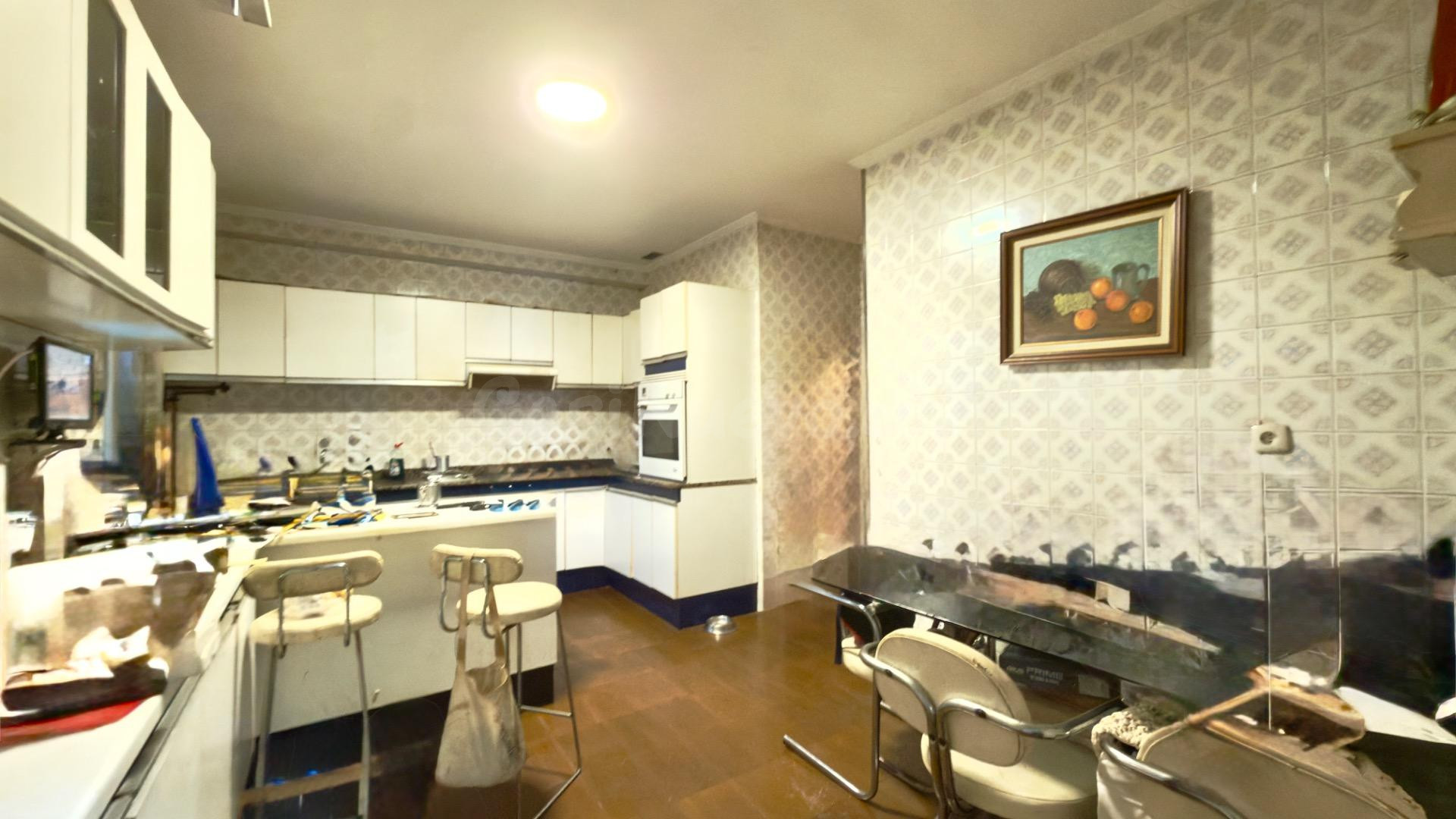 Se vende piso en el centro para reformar con ascensor 4 habitacione, 2 baños y garaje