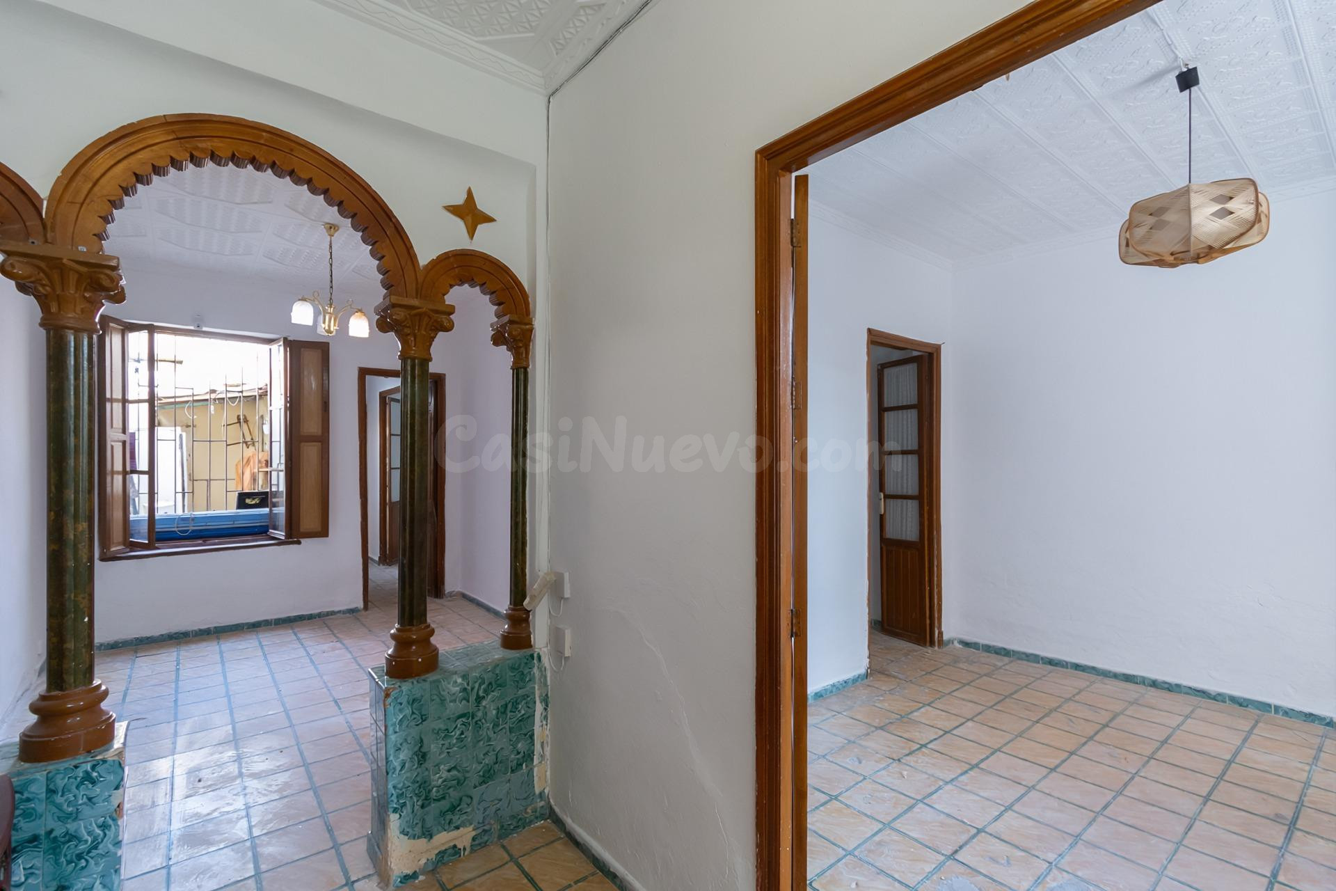 Casa con patio y almacén con doble acceso de entradas en San