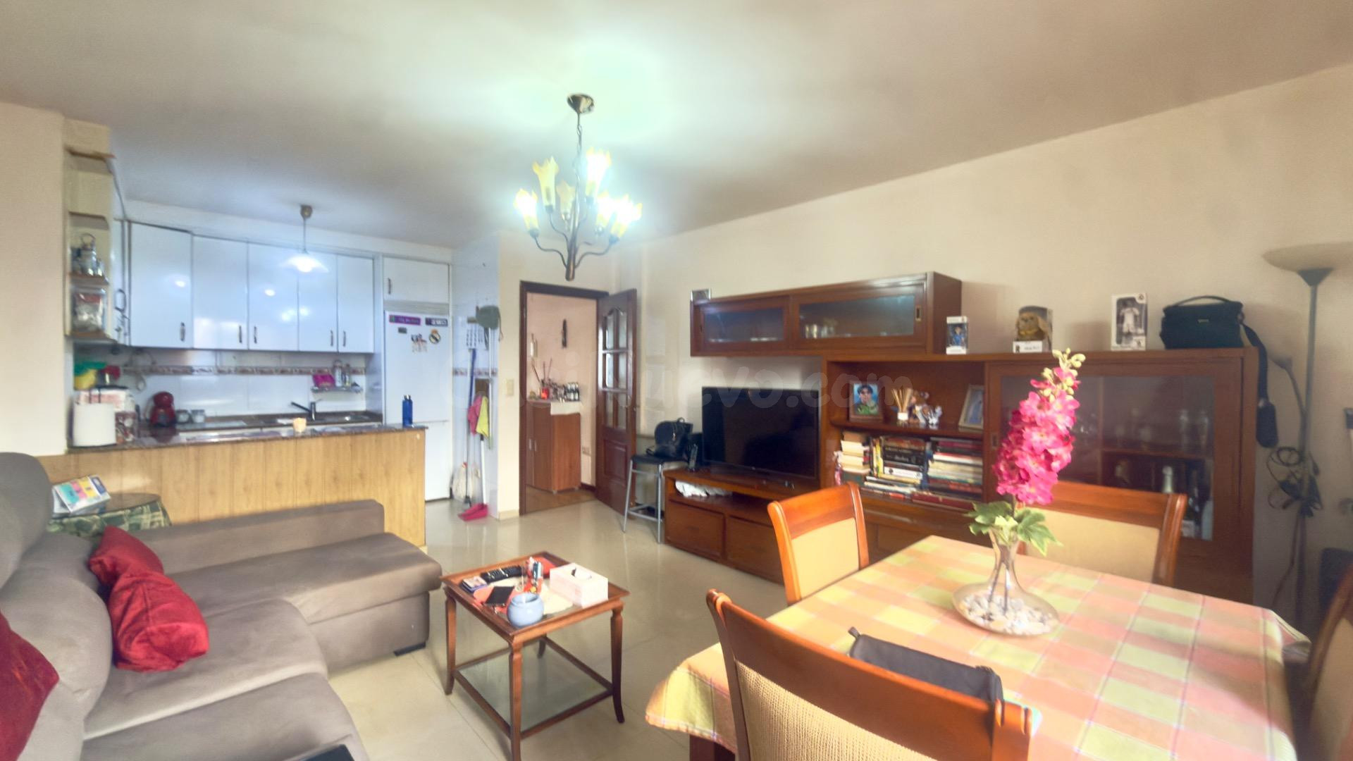 Piso en Venta - Zona Tranquila de Ourense de 3 habitaciones y 2 baños cerca del centro y el hospital.