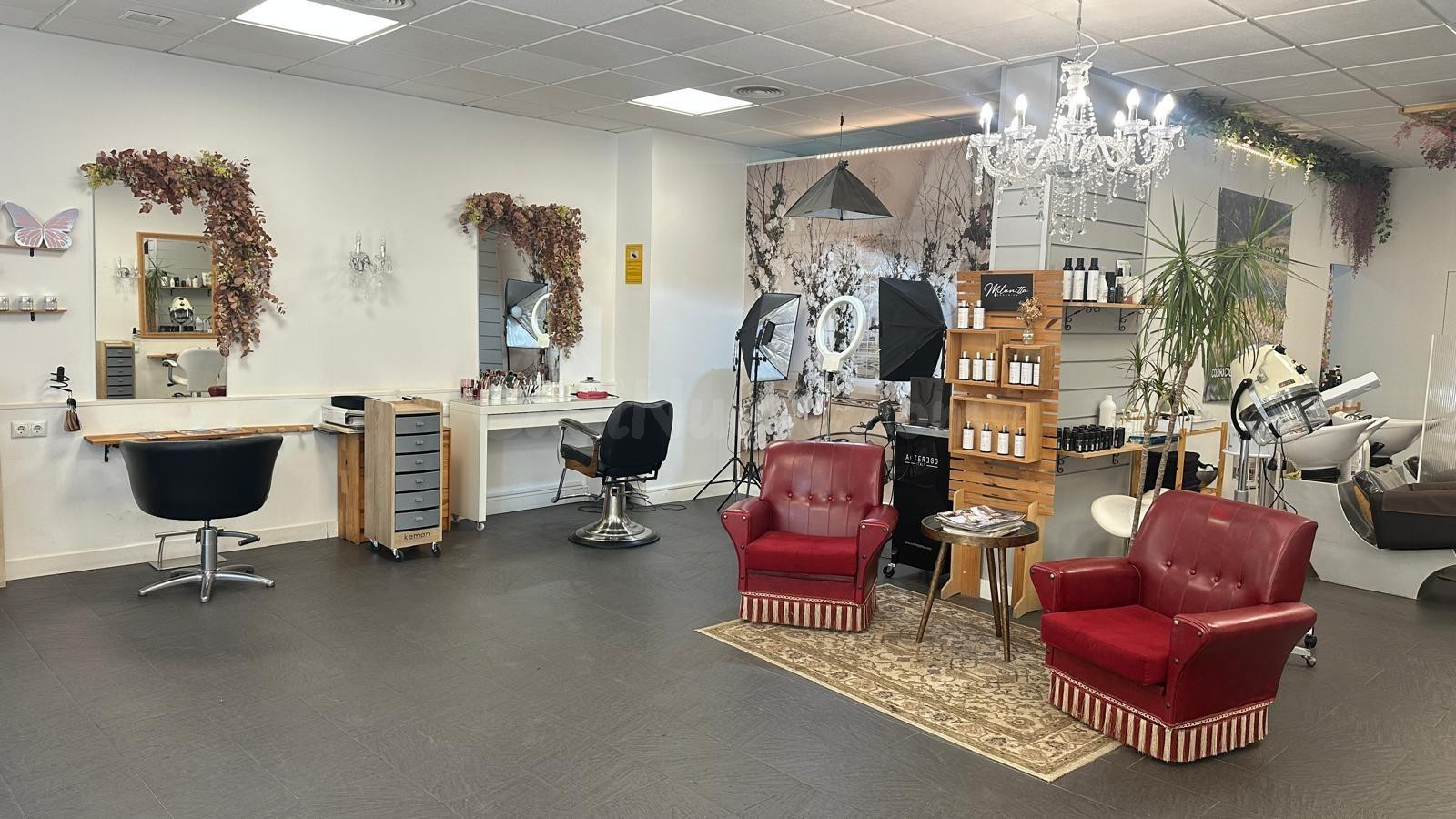 TRASPASO DE SALÓN DE BELLEZA EN PLENO FUNCIONAMIENTO