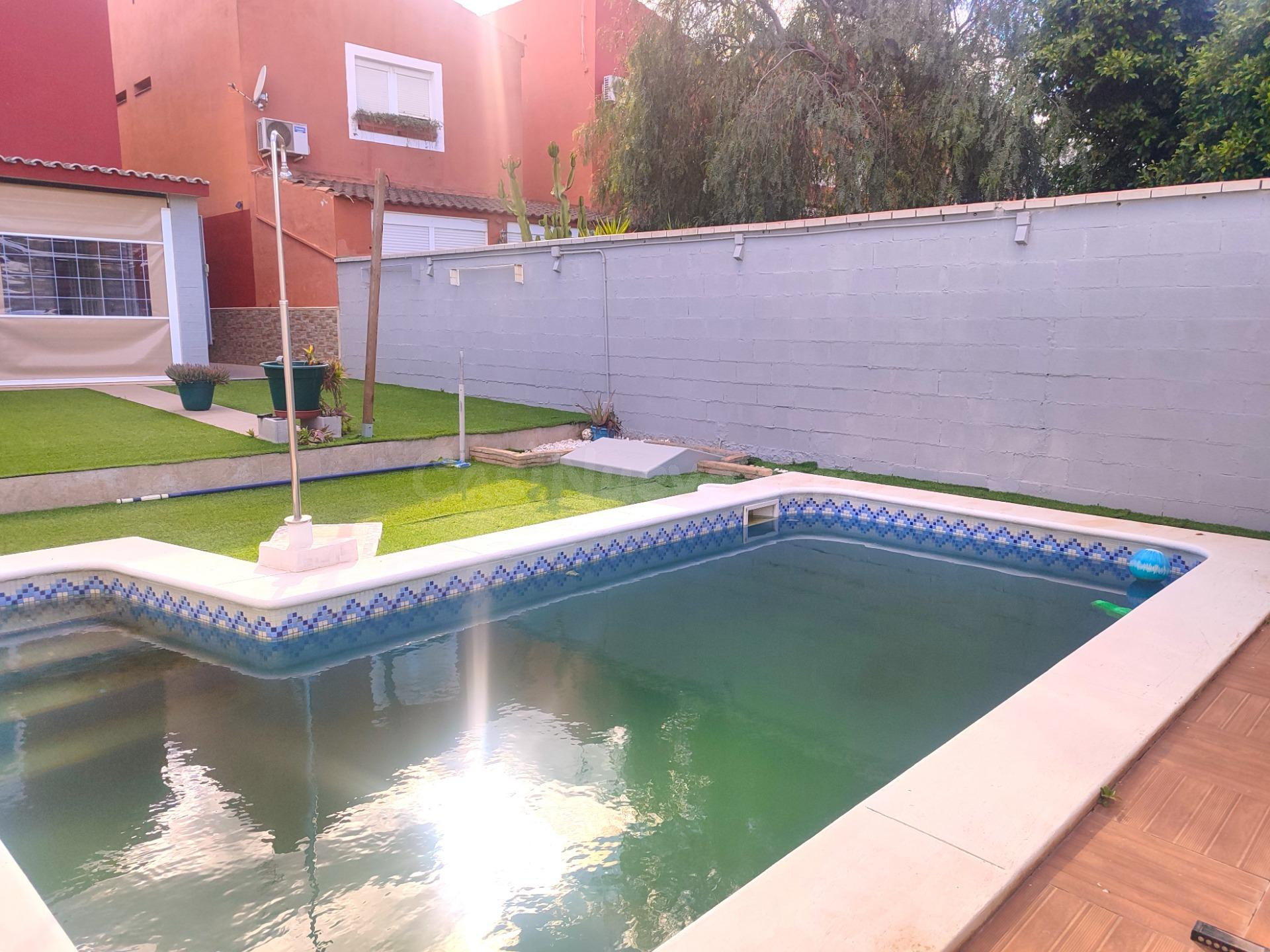 CASA UNIFAMILIAR COMPLETAMENTE REFORMADA CON JARDIN Y PISCIN