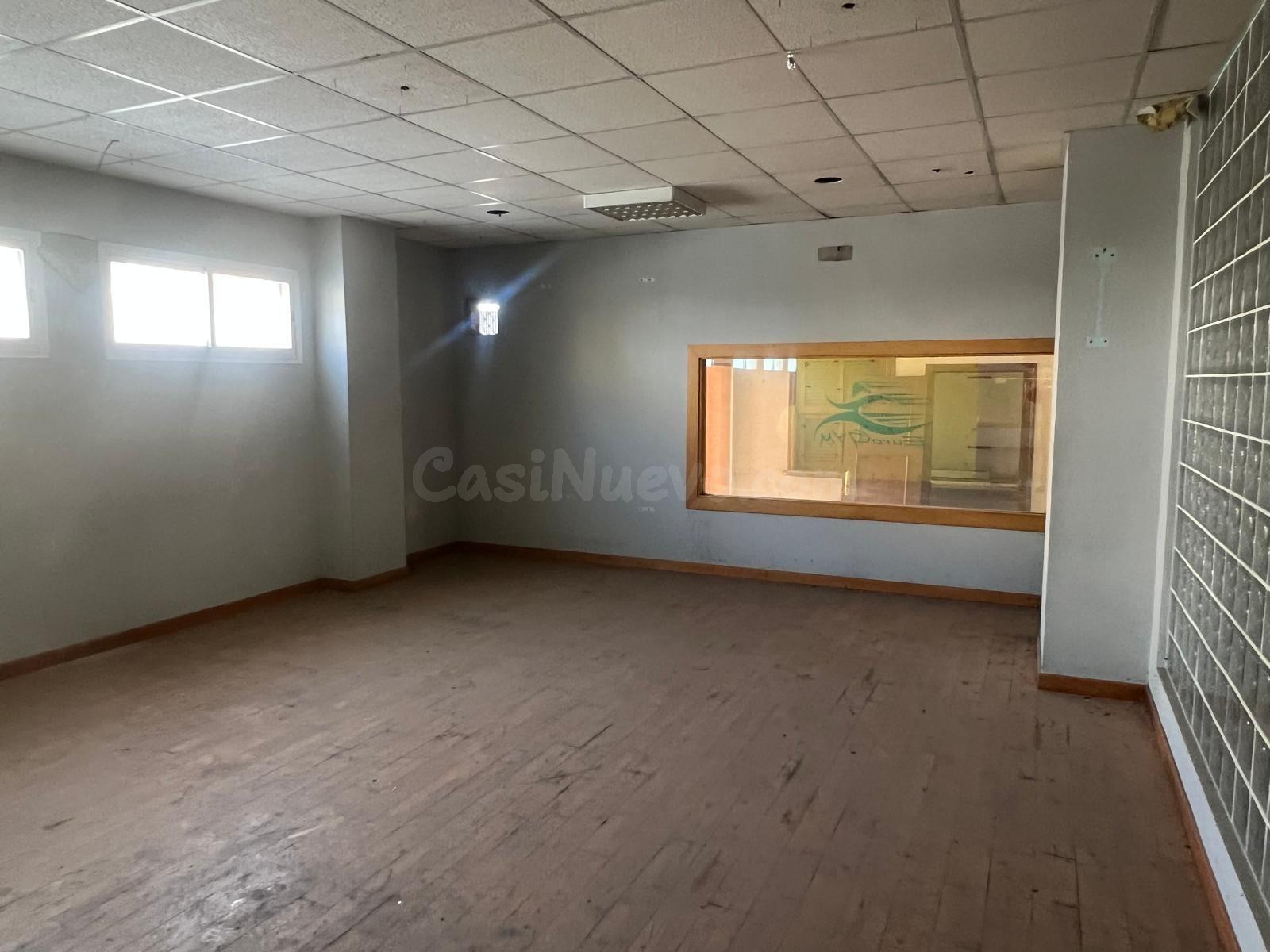 Gran local comercial de 380 m2 en excelente ubicación y con  - foto 2