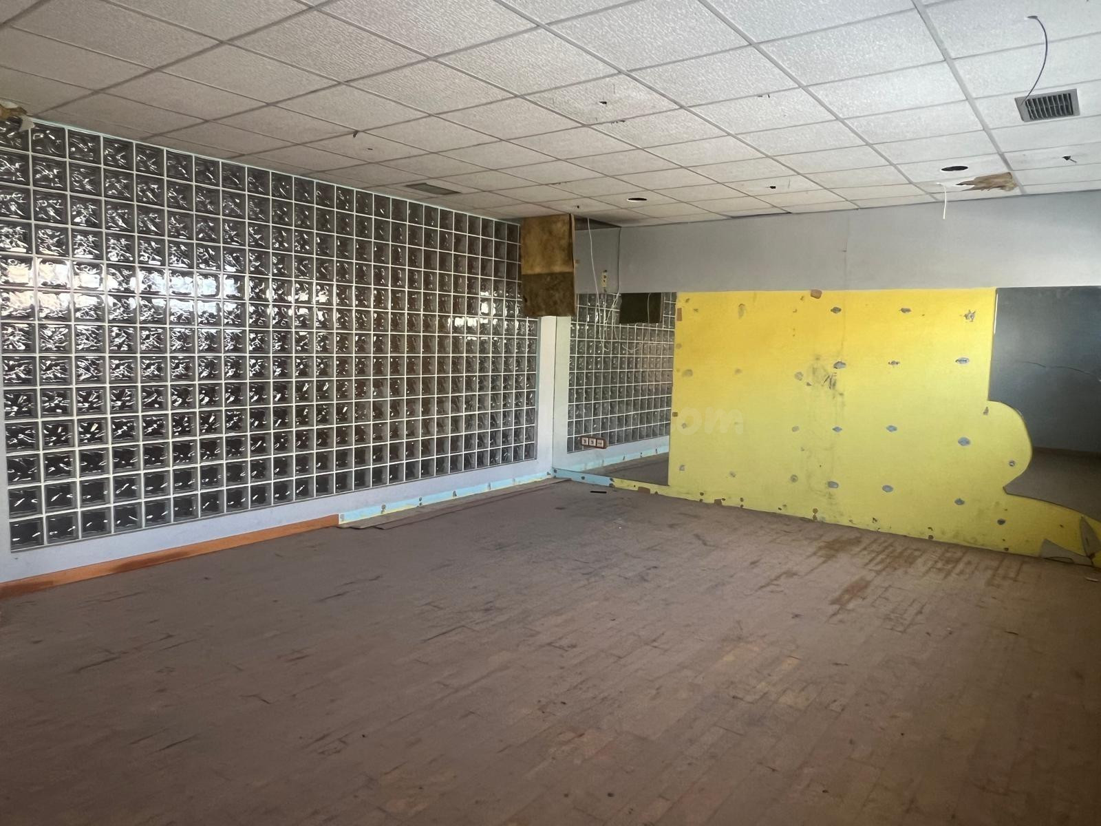 Gran local comercial de 380 m2 en excelente ubicación y con  - foto 3