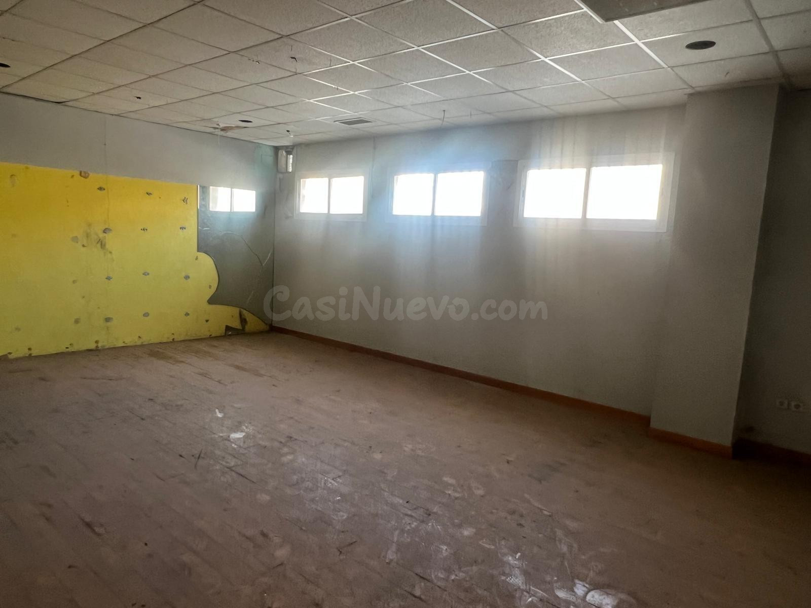 Gran local comercial de 380 m2 en excelente ubicación y con  - foto 4