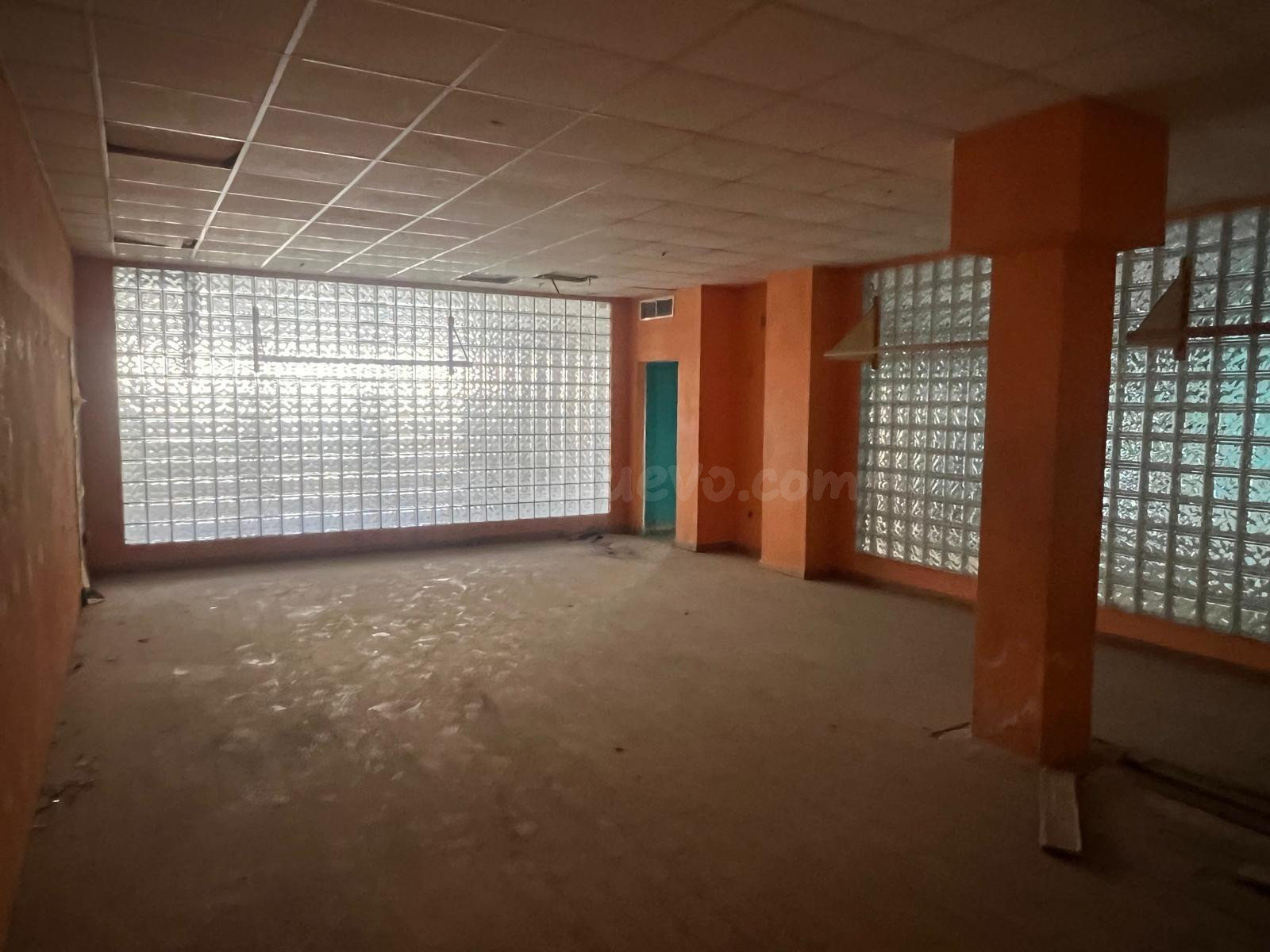 Gran local comercial de 380 m2 en excelente ubicación y con  - foto 5