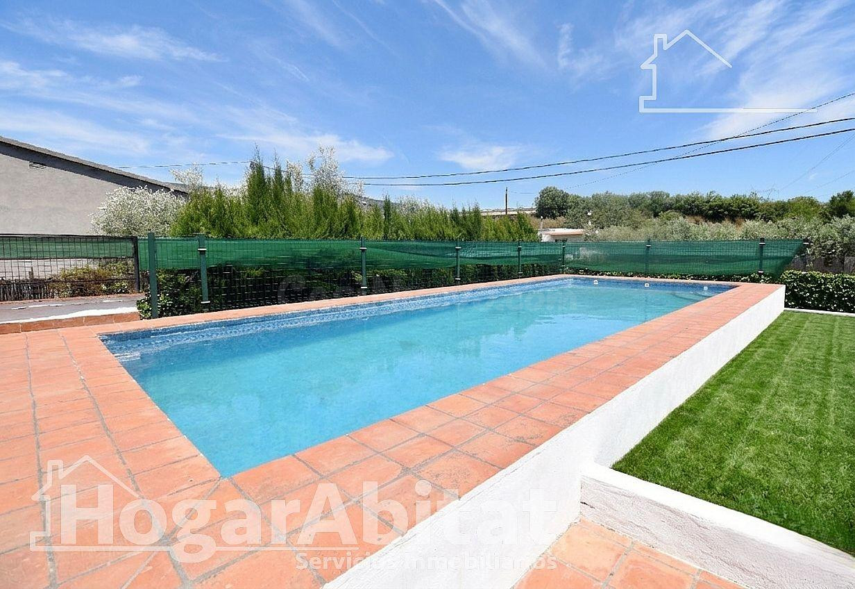 CHALET AMPLIO Y REFORMADO CON PISCINA, GARAJE Y PARCELA RÚST - foto 2