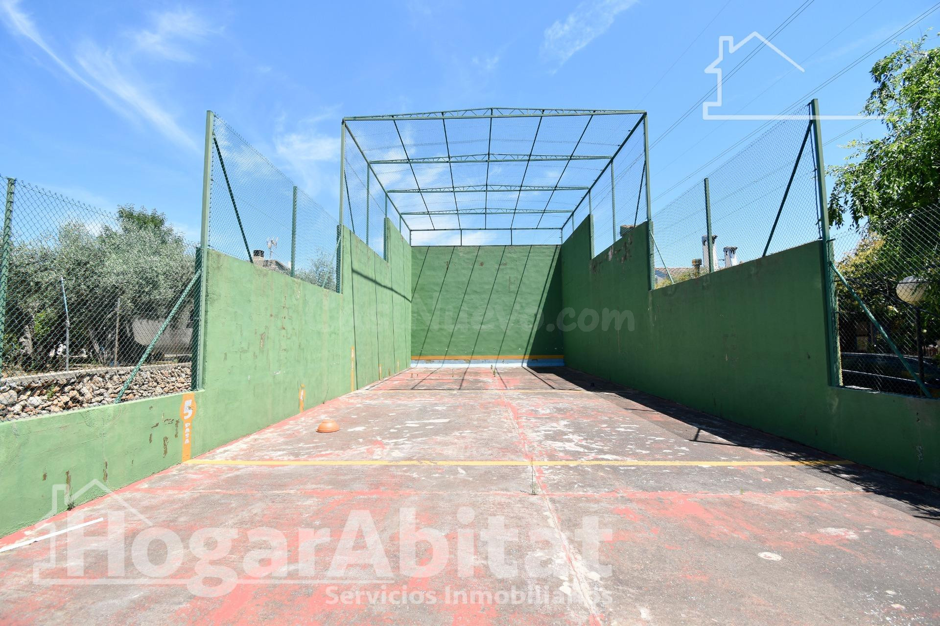 CHALET AMPLIO Y REFORMADO CON PISCINA, GARAJE Y PARCELA RÚST - foto 4