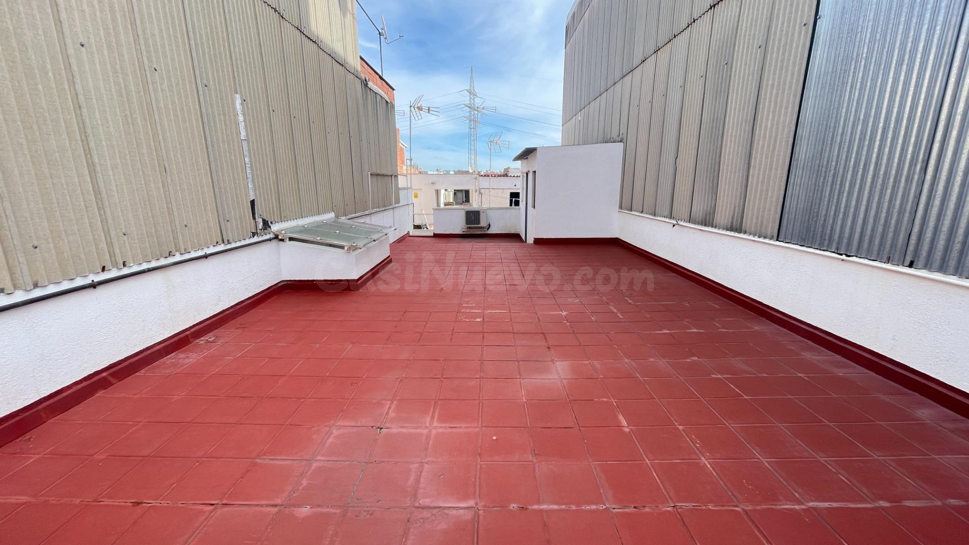 FINCA DE 2 VECINOS. ENTRADA INDEPENDIENTE. TERRAZA DE 50M2. - foto 2
