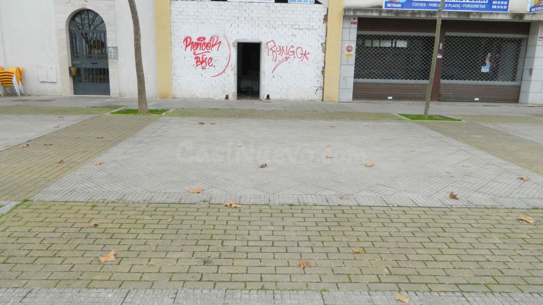 Local comercial en Isla Cristina con gran fachada y ubicació - foto 2