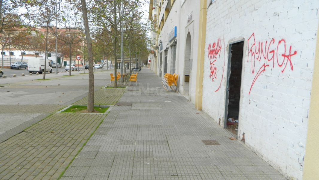 Local comercial en Isla Cristina con gran fachada y ubicació - foto 4