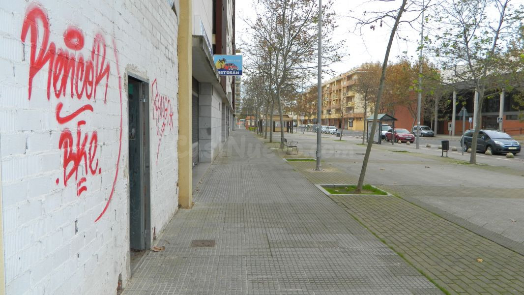 Local comercial en Isla Cristina con gran fachada y ubicació - foto 5