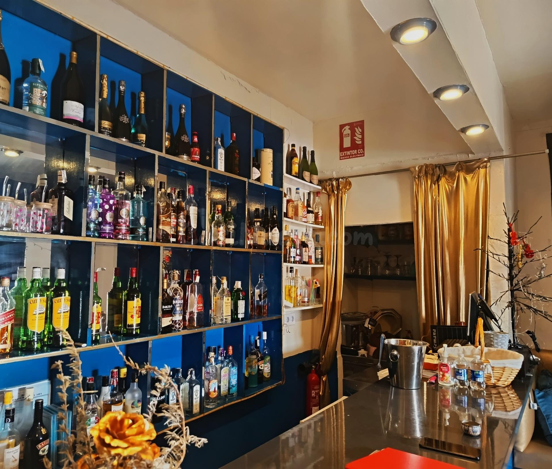 SE TRASPASA BAR DE COPAS - foto 3