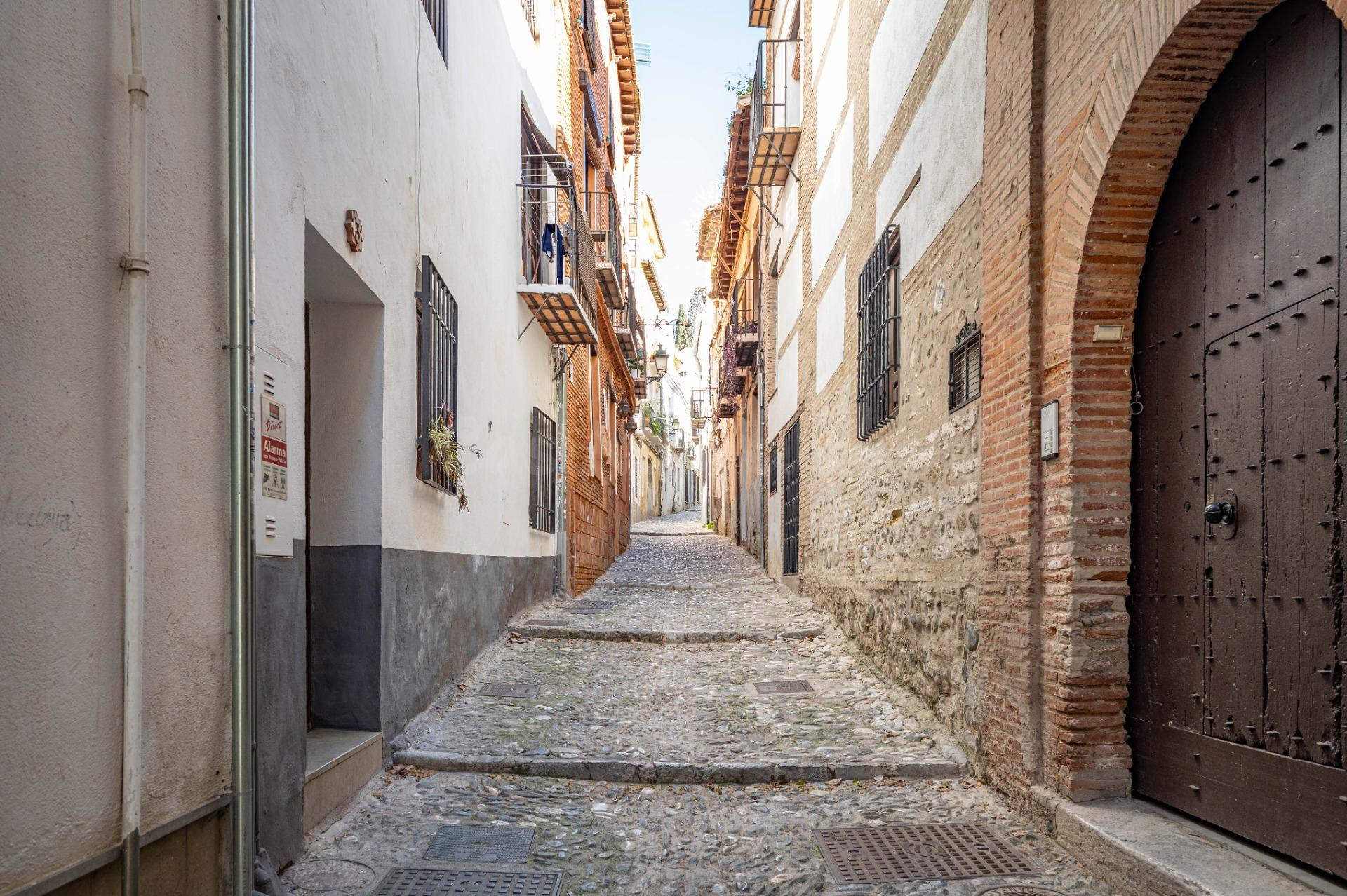 Edificio Morisco del siglo XVI en el Paseo de los Tristes co - foto 3