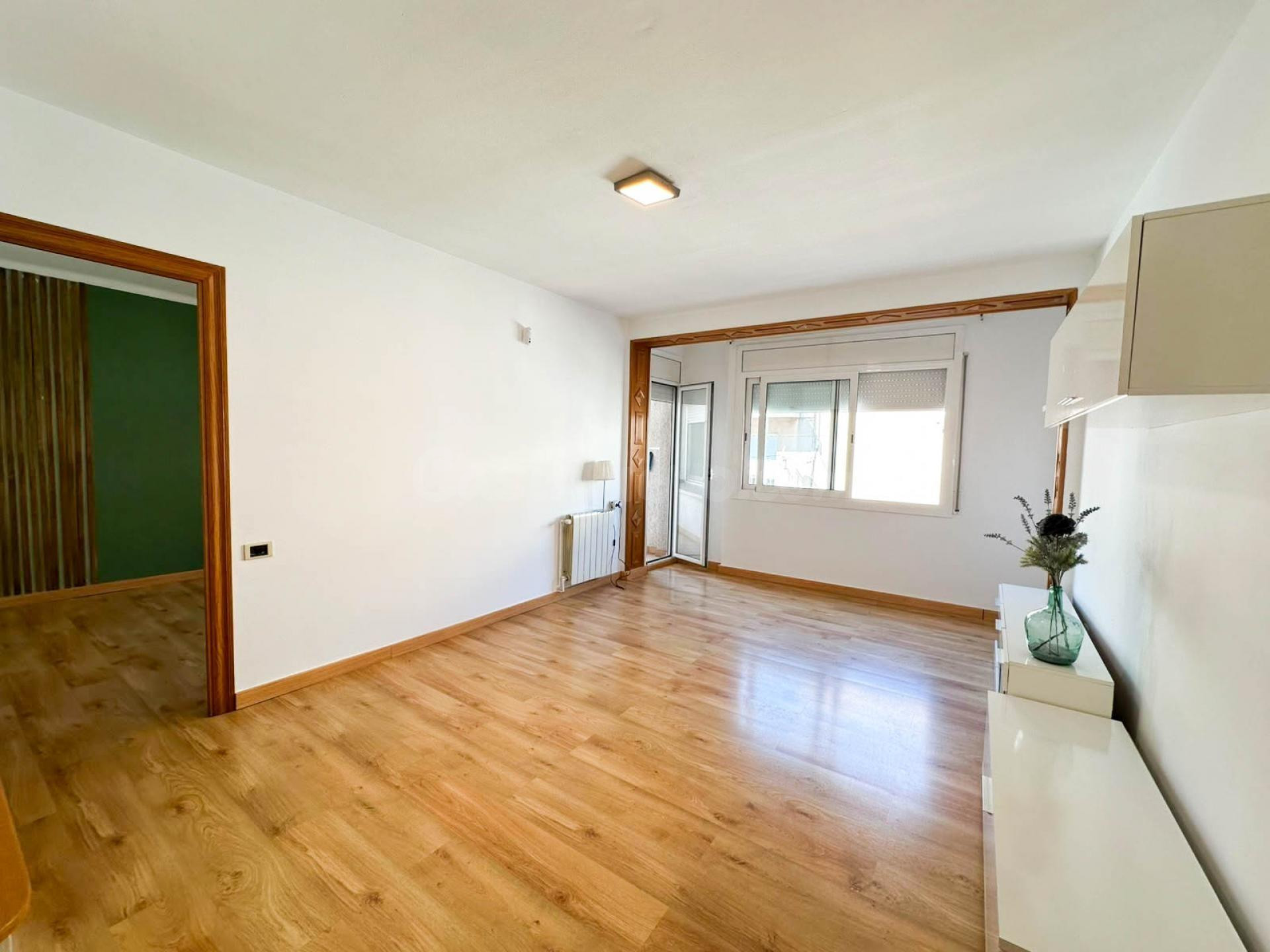 AMPLIO PISO DE 4 habitaciones CON BALCÓN, PARA ENTRAR A VIVI