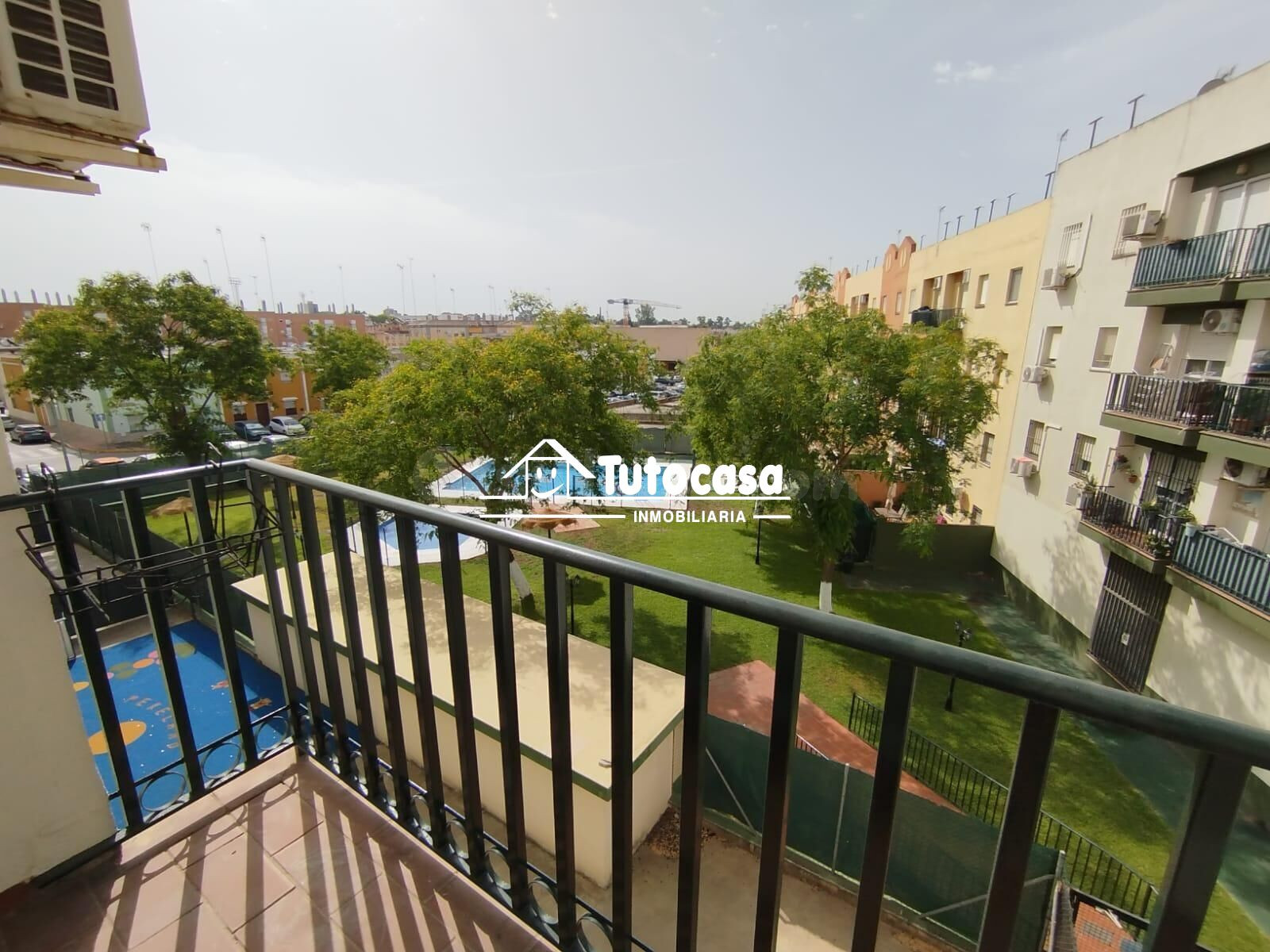 VIVIENDA CON PISCINA, GARAJE Y TRASTERO EN URBANIZACIÓN PRIV