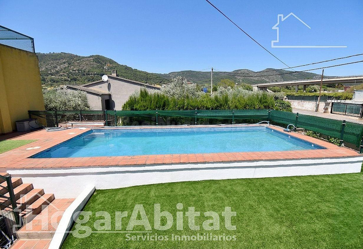 CHALET AMPLIO Y REFORMADO CON PISCINA, GARAJE Y PARCELA RÚST - foto 3