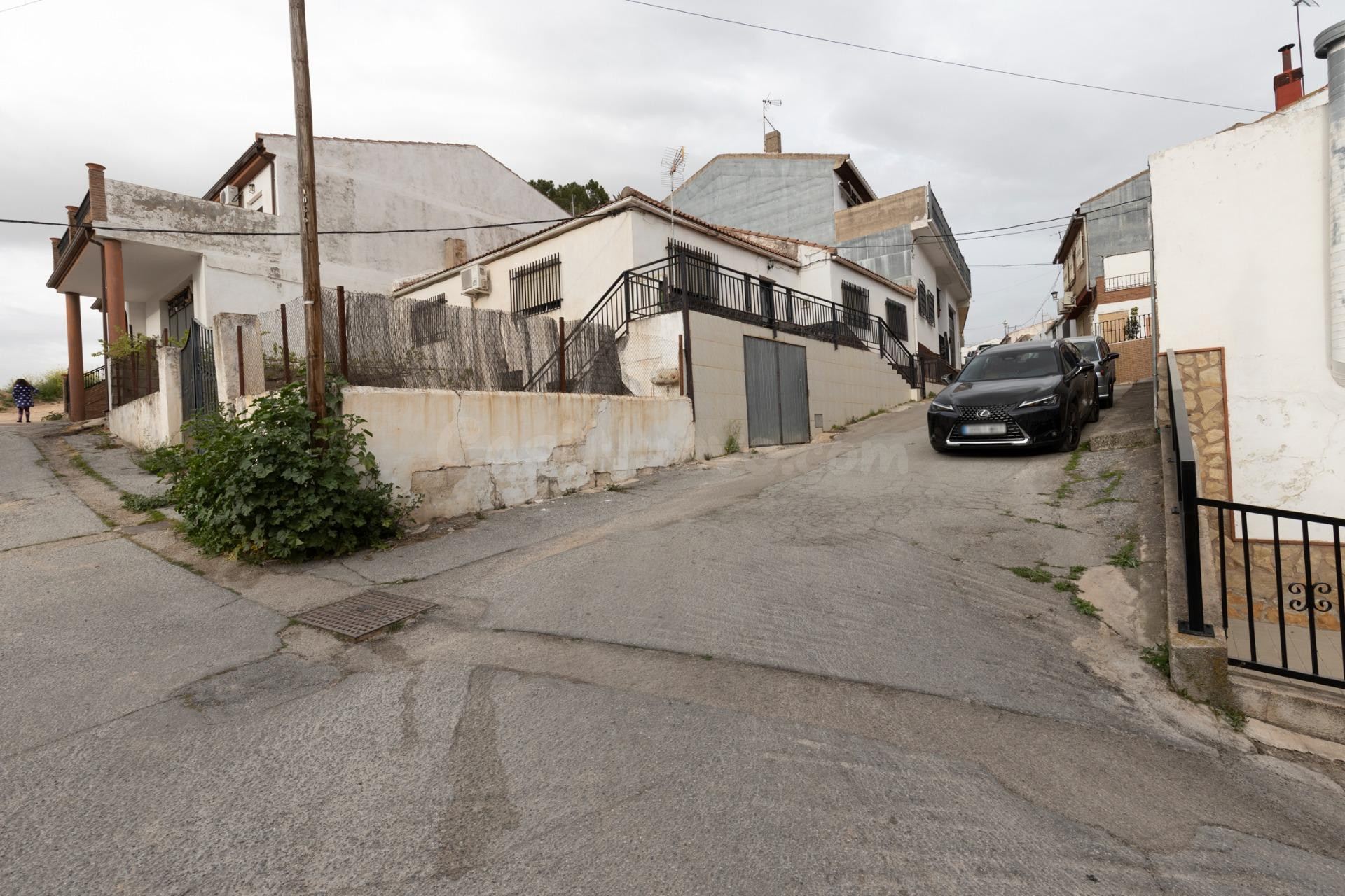 Título: Vivienda amplia con cochera y dos patios en zona cén - foto 2