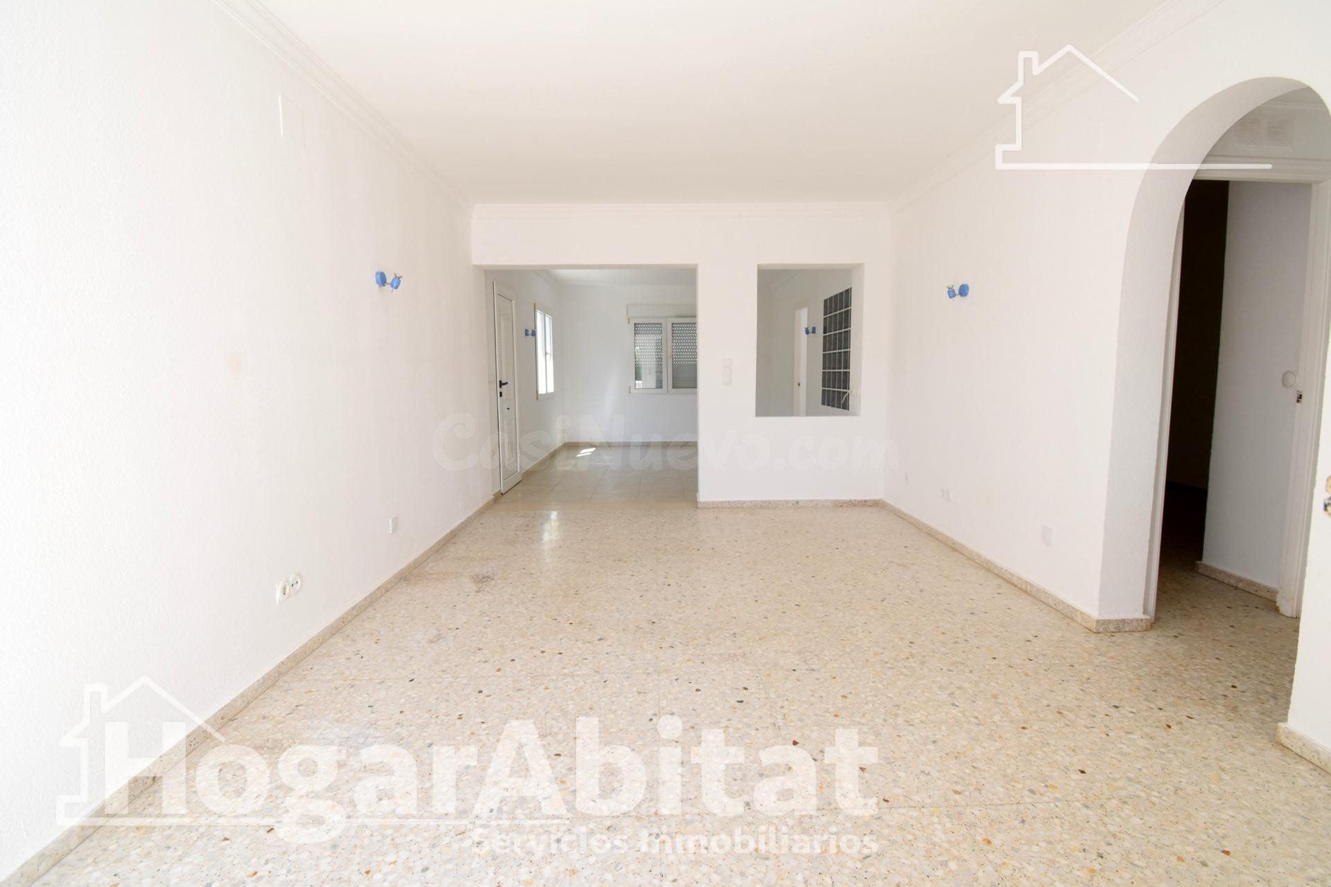 GRAN PAREADO CON GARAJE Y TERRAZA CERCA DE LA PLAYA - foto 4