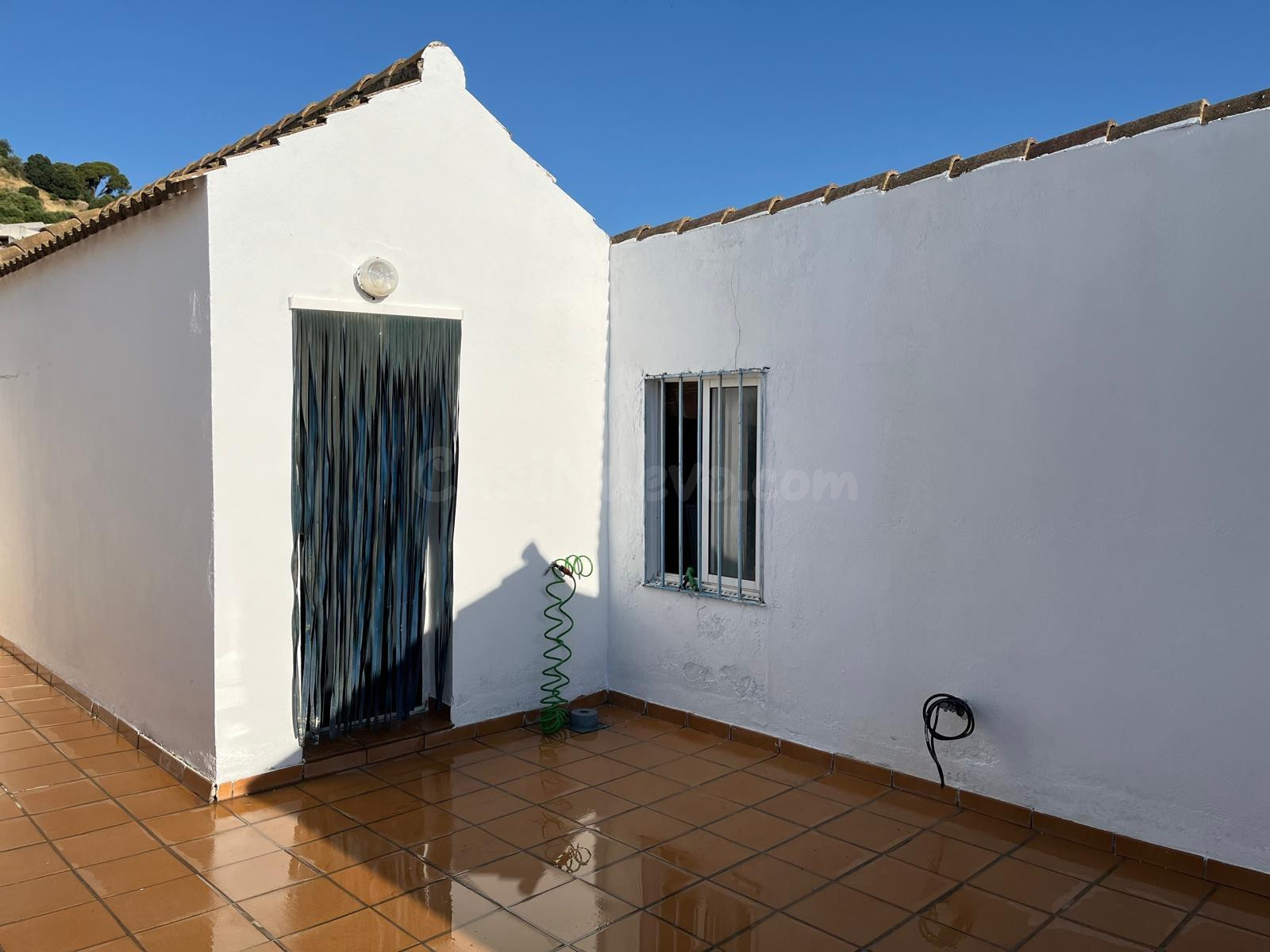 Adosado con vistas al Castillo y piscina comunitaria - foto 3