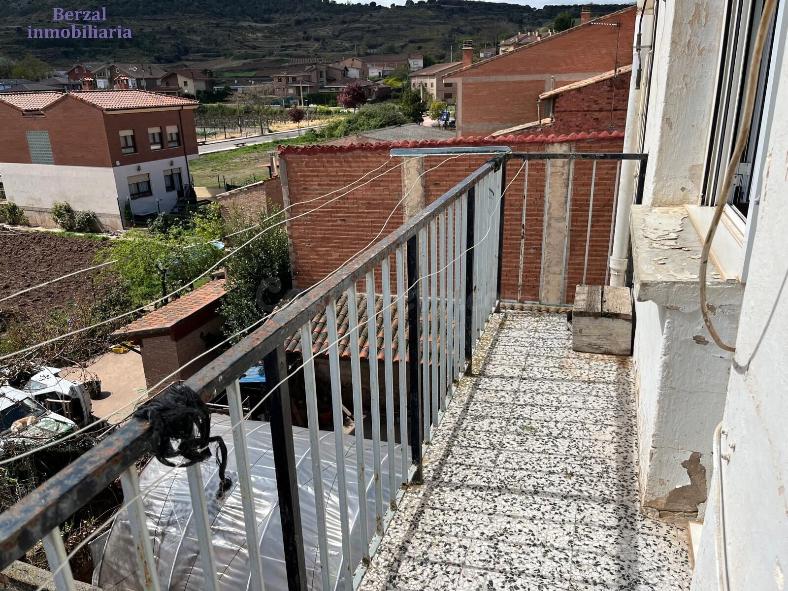 Edificio de dos pisos, más garaje para más de 4 vehículos. J - foto 3