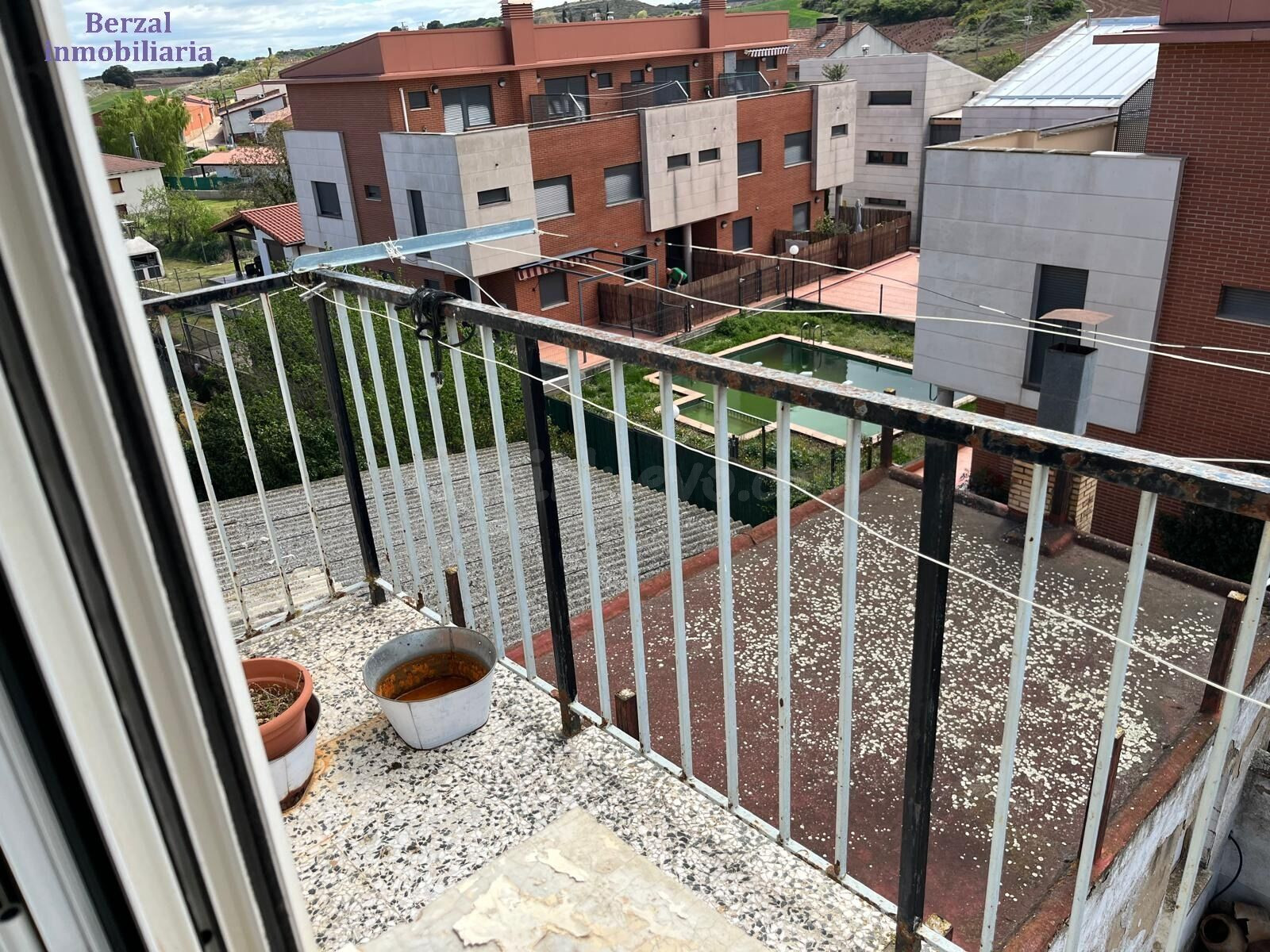 Edificio de dos pisos, más garaje para más de 4 vehículos. J - foto 4