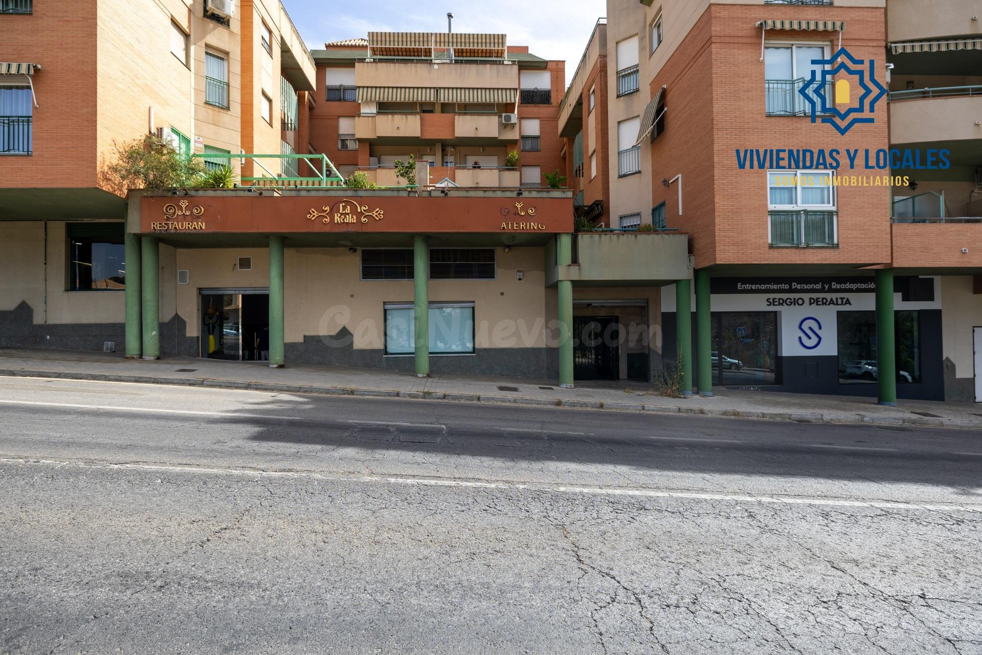 Espectacular local comercial en Nuevo Acceso a la Alhambra, 