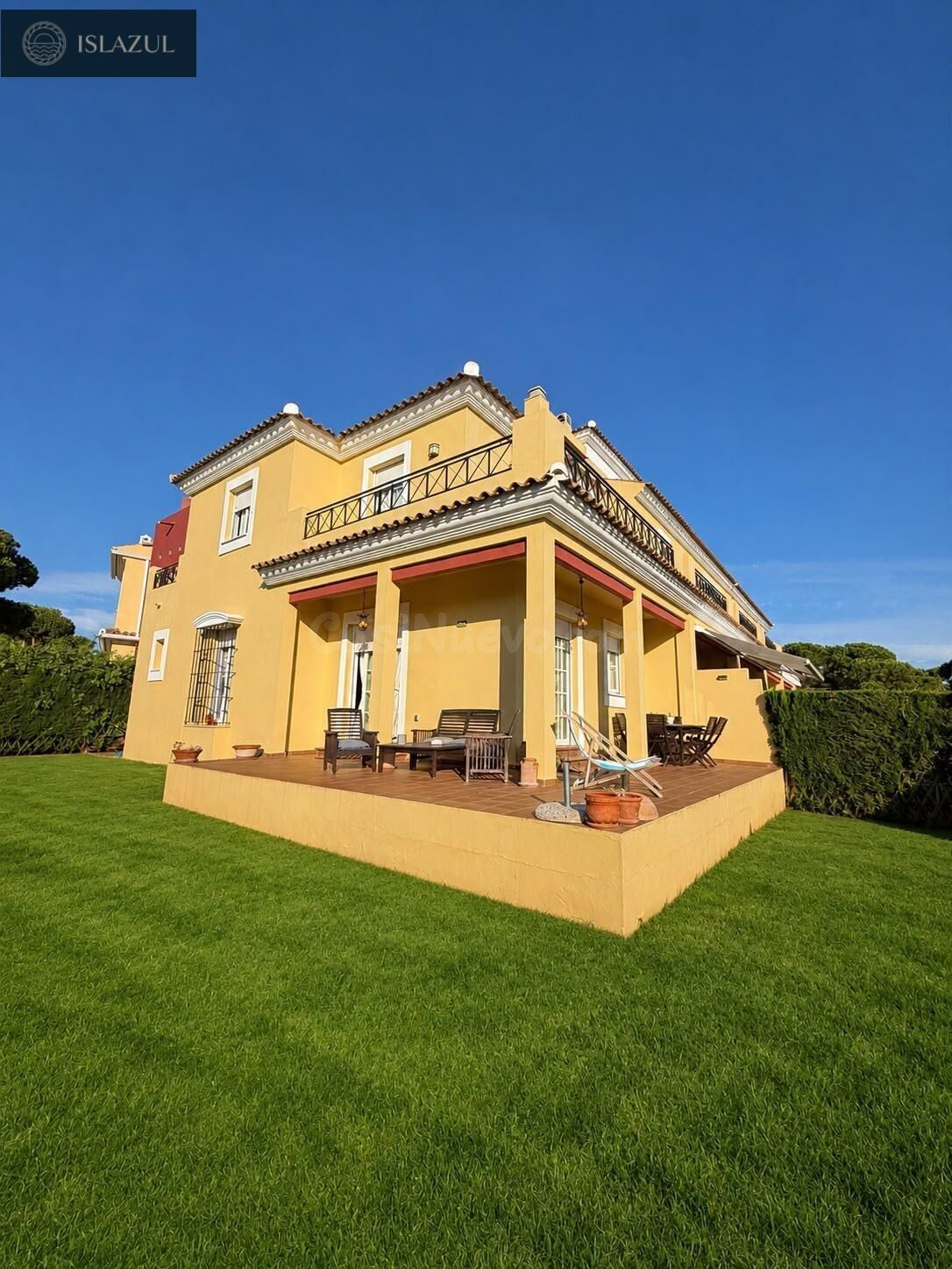 ¡ PAREADO DE ESQUINA EXCLUSIVO ! CON 170 M2 DE JARDÍN Y VIST
