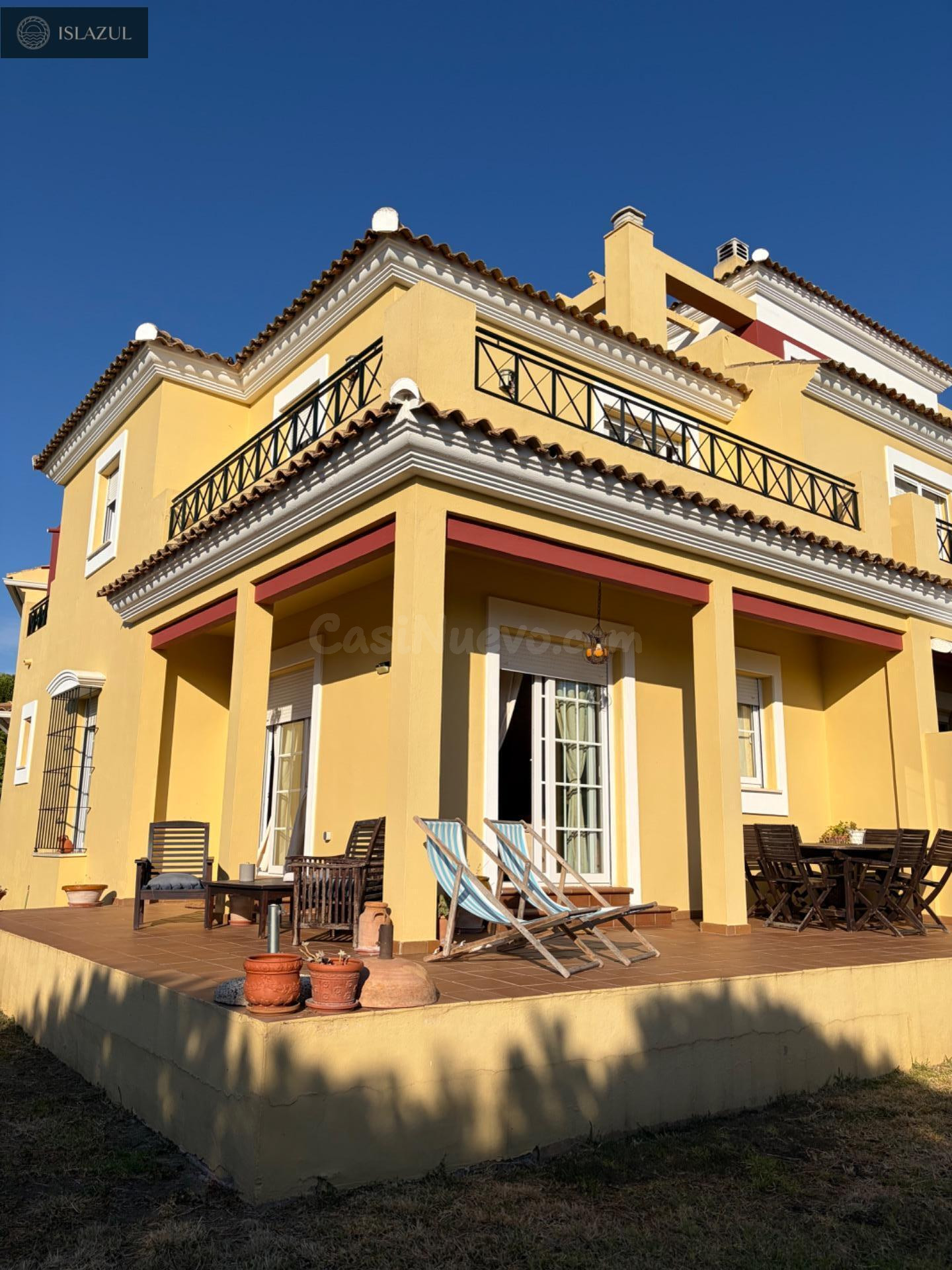 ¡ PAREADO DE ESQUINA EXCLUSIVO ! CON 170 M2 DE JARDÍN Y VIST - foto 2