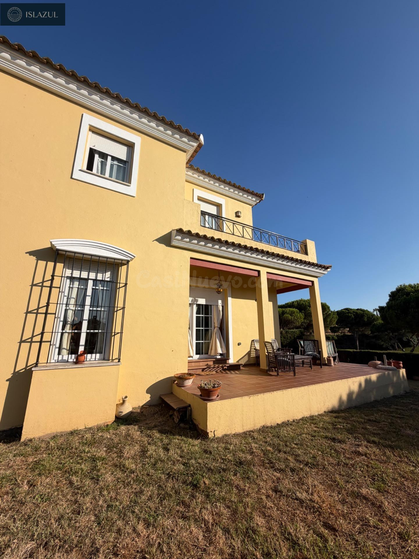 ¡ PAREADO DE ESQUINA EXCLUSIVO ! CON 170 M2 DE JARDÍN Y VIST - foto 3