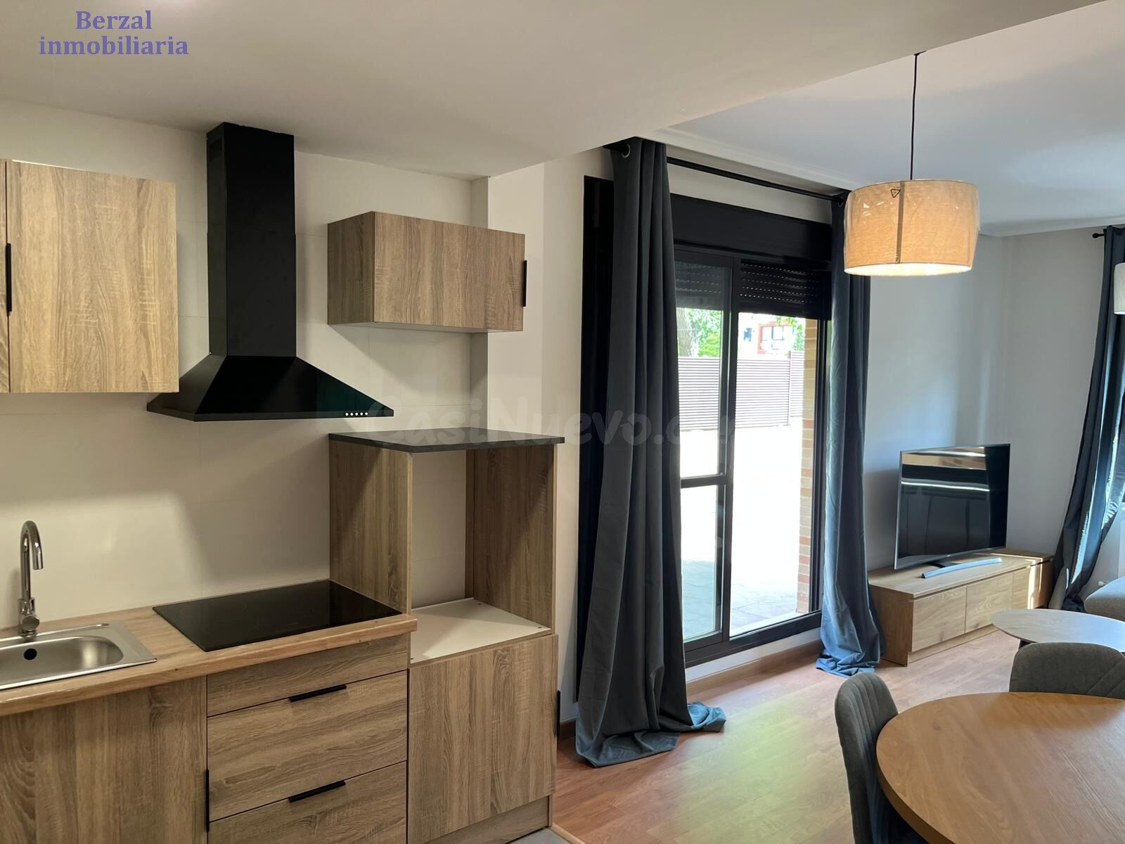 Bajo con jardín de un dormitorio, planta sótano, tipo loft. 