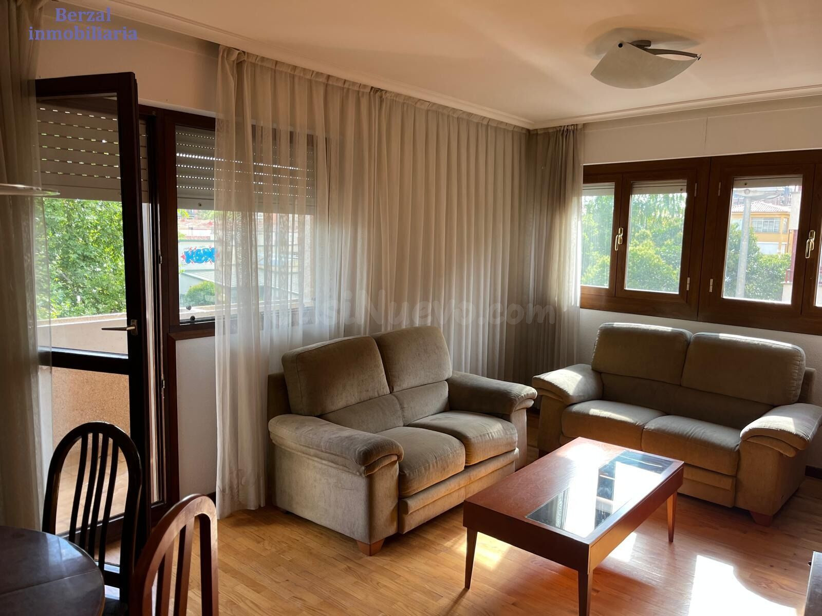 Piso de tres dormitorios, dos baños. Terraza pequeña. En mag