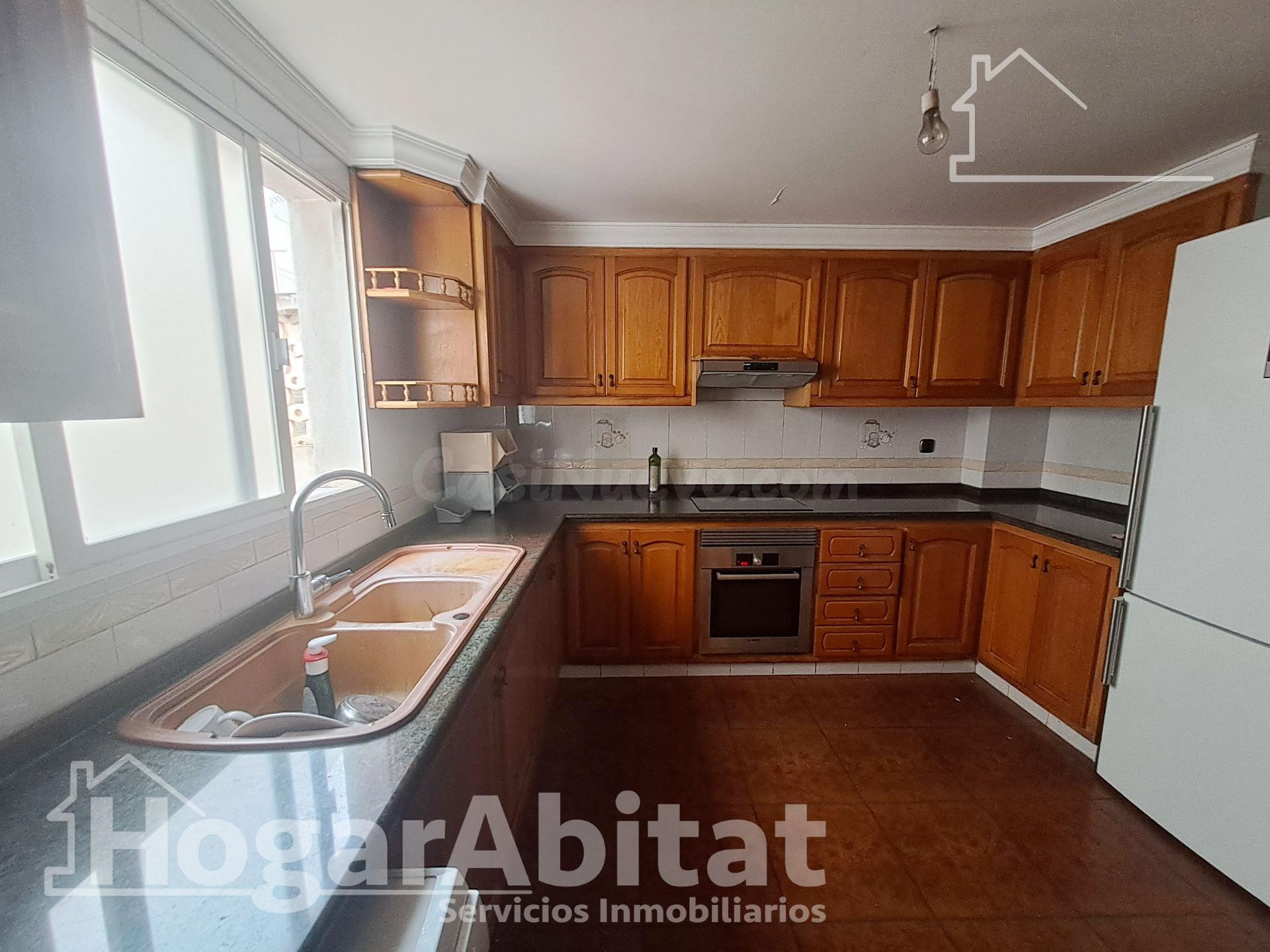¡DOS EN UNO! AMPLIA CASA CON GARAJE, TERRAZA Y TRASTERO, Y L - foto 5