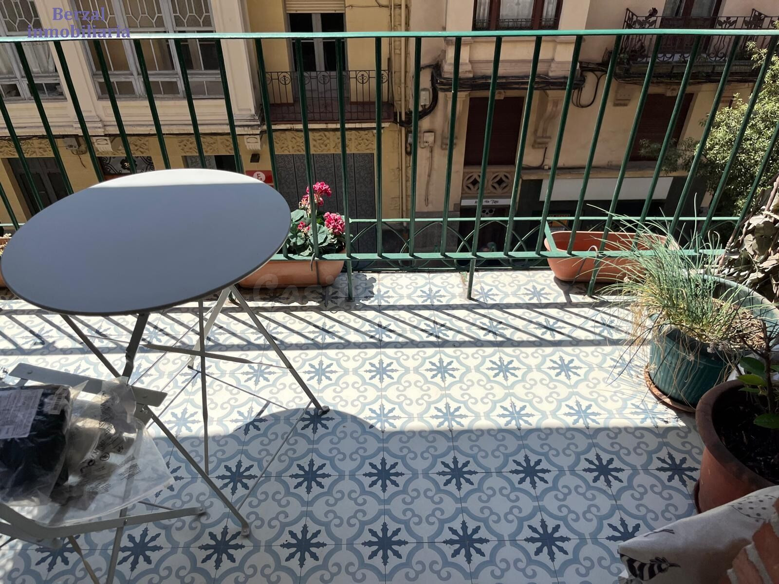 Piso de tres dormitorios, uno en suite, dos baños, cocina y 