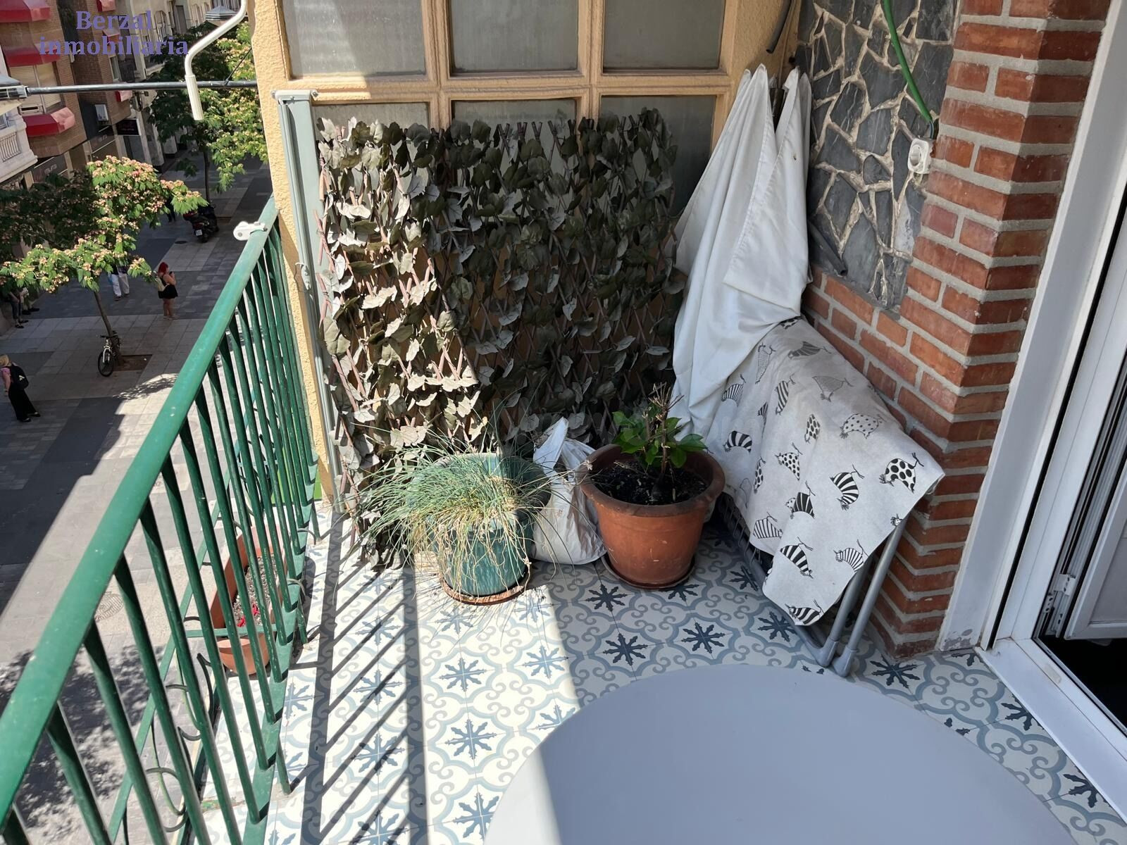 Piso de tres dormitorios, uno en suite, dos baños, cocina y  - foto 2