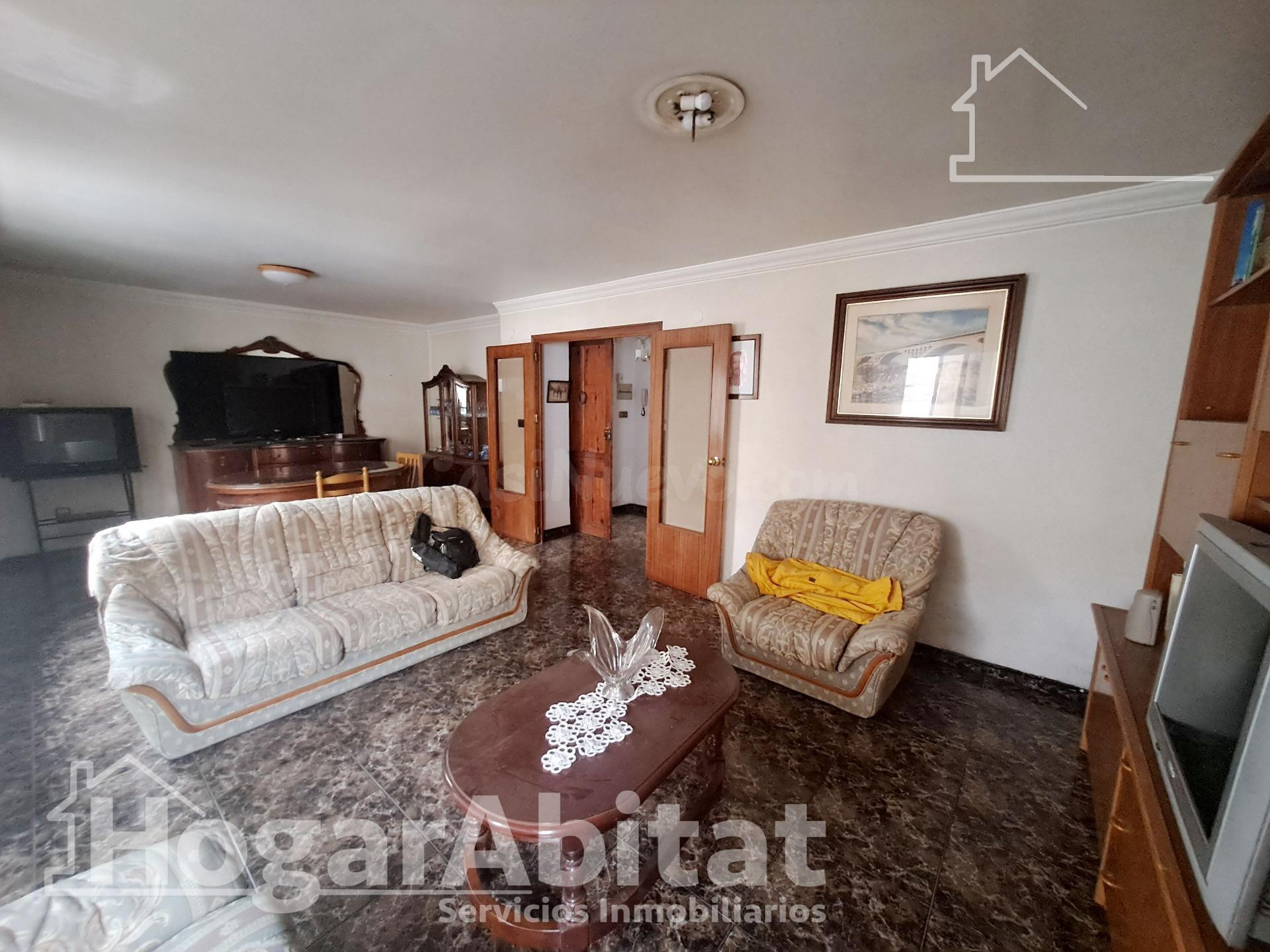 ¡DOS EN UNO! AMPLIA CASA CON GARAJE, TERRAZA Y TRASTERO, Y L - foto 4