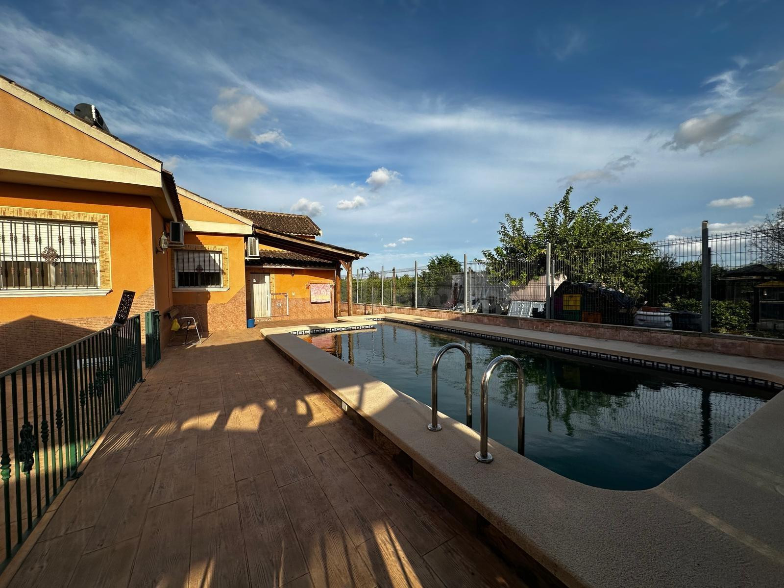 Casa familiar con piscina en Alquerías