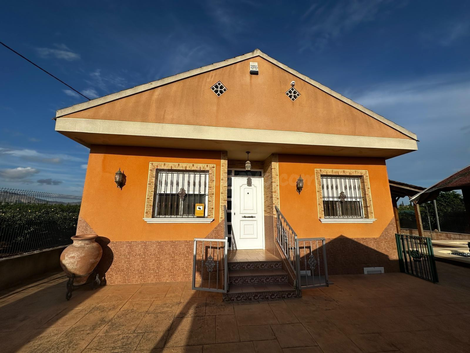 Casa familiar con piscina en Alquerías - foto 2