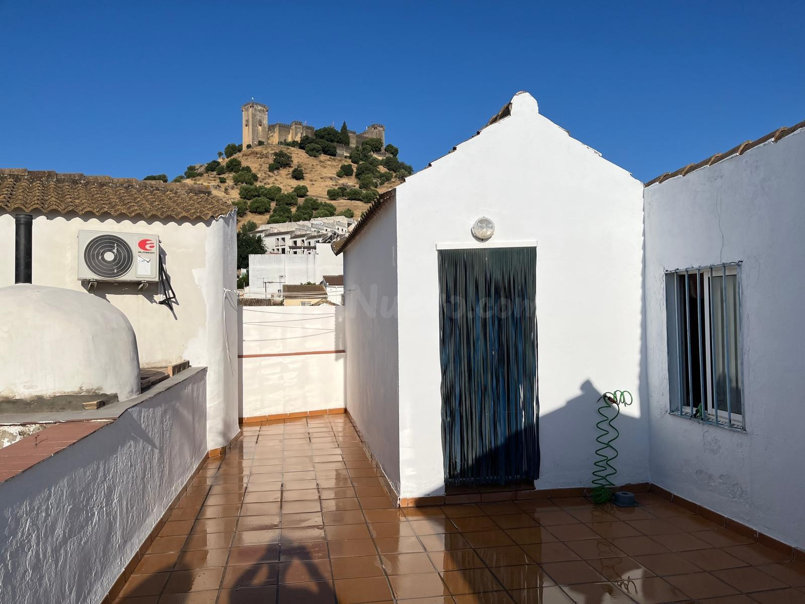 Adosado con vistas al Castillo y piscina comunitaria - foto 2