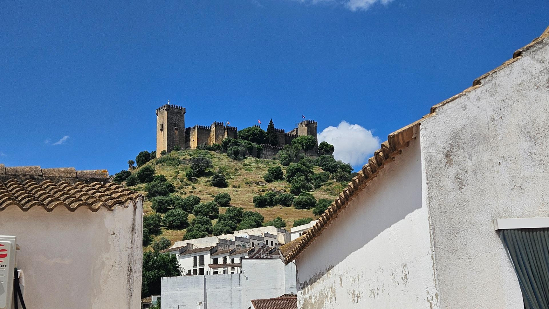 Adosado con vistas al Castillo y piscina comunitaria - foto 3