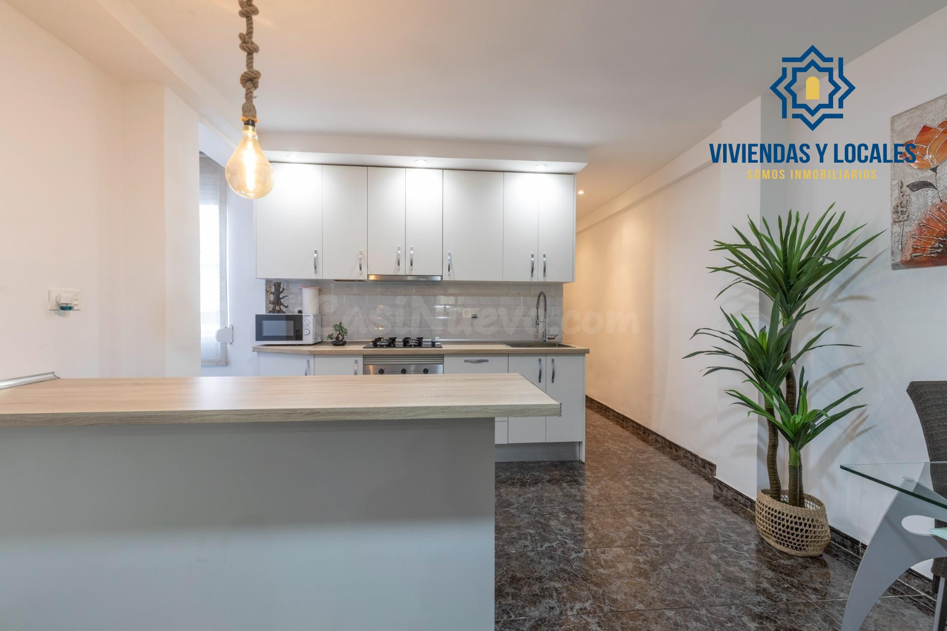 Ático reformado con ascensor, terraza y chimenea, listo para