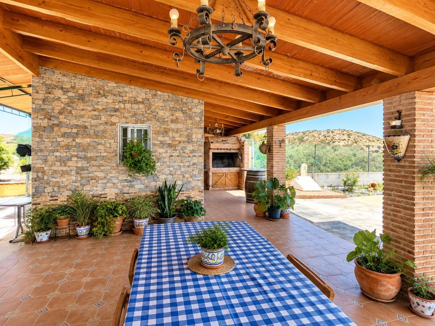 Chalet con piscina y más de 5.000 m2 de terreno junto a Zene - foto 2