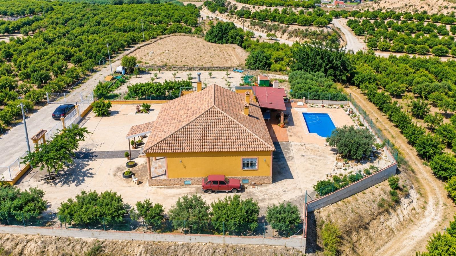 Chalet con piscina y más de 5.000 m2 de terreno junto a Zene - foto 3