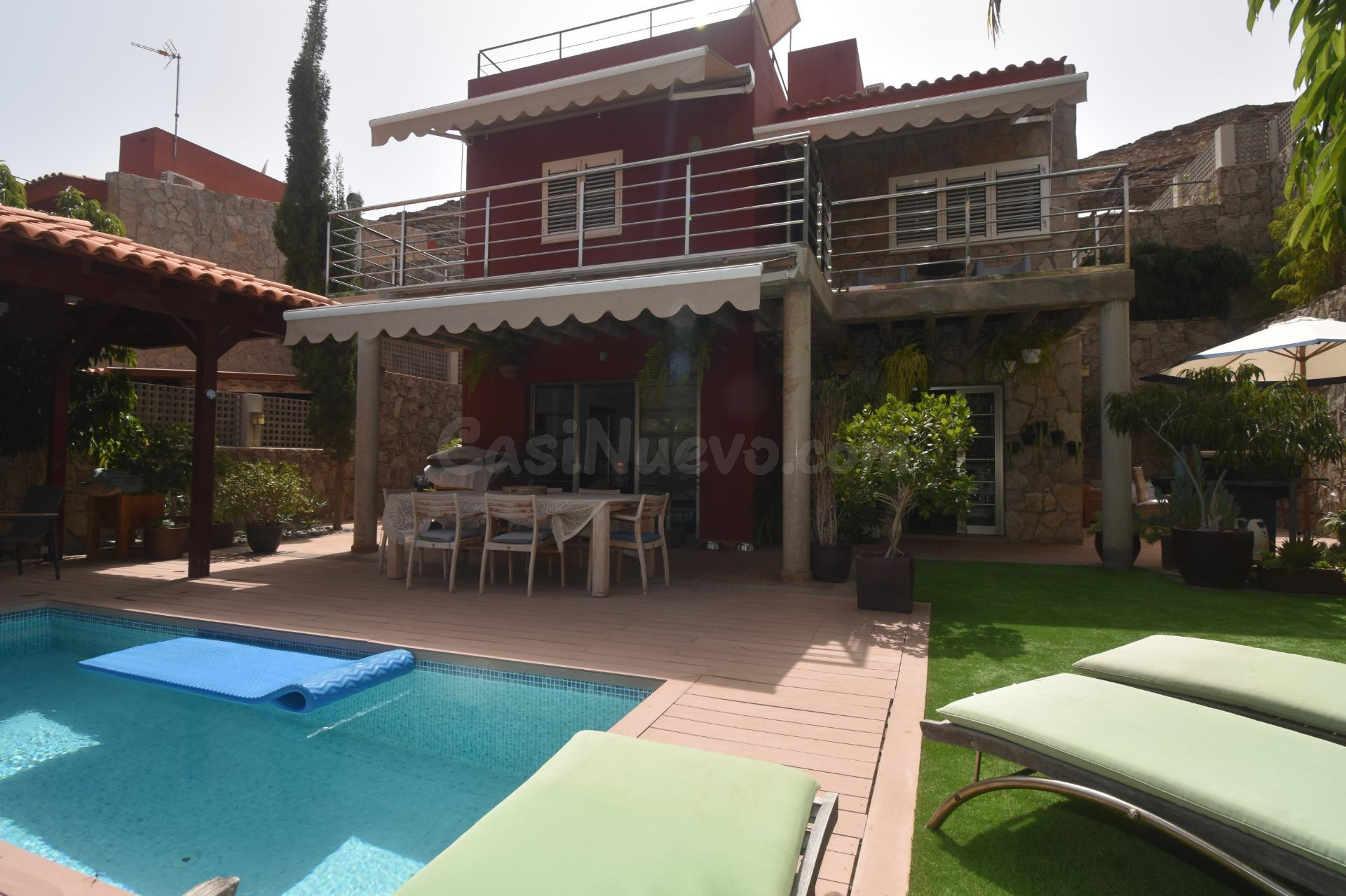 Villa con fantástica terraza muy privada en venta en Tauro.