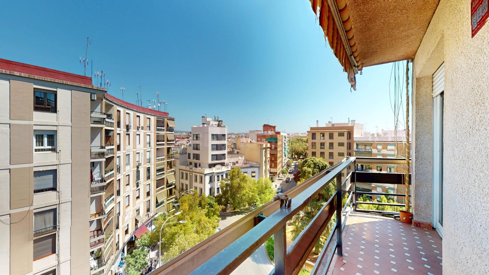 IMPRESIONANTE VIVIENDA EXTERIOR EN PLENA PLAZA DE COSTASOL
