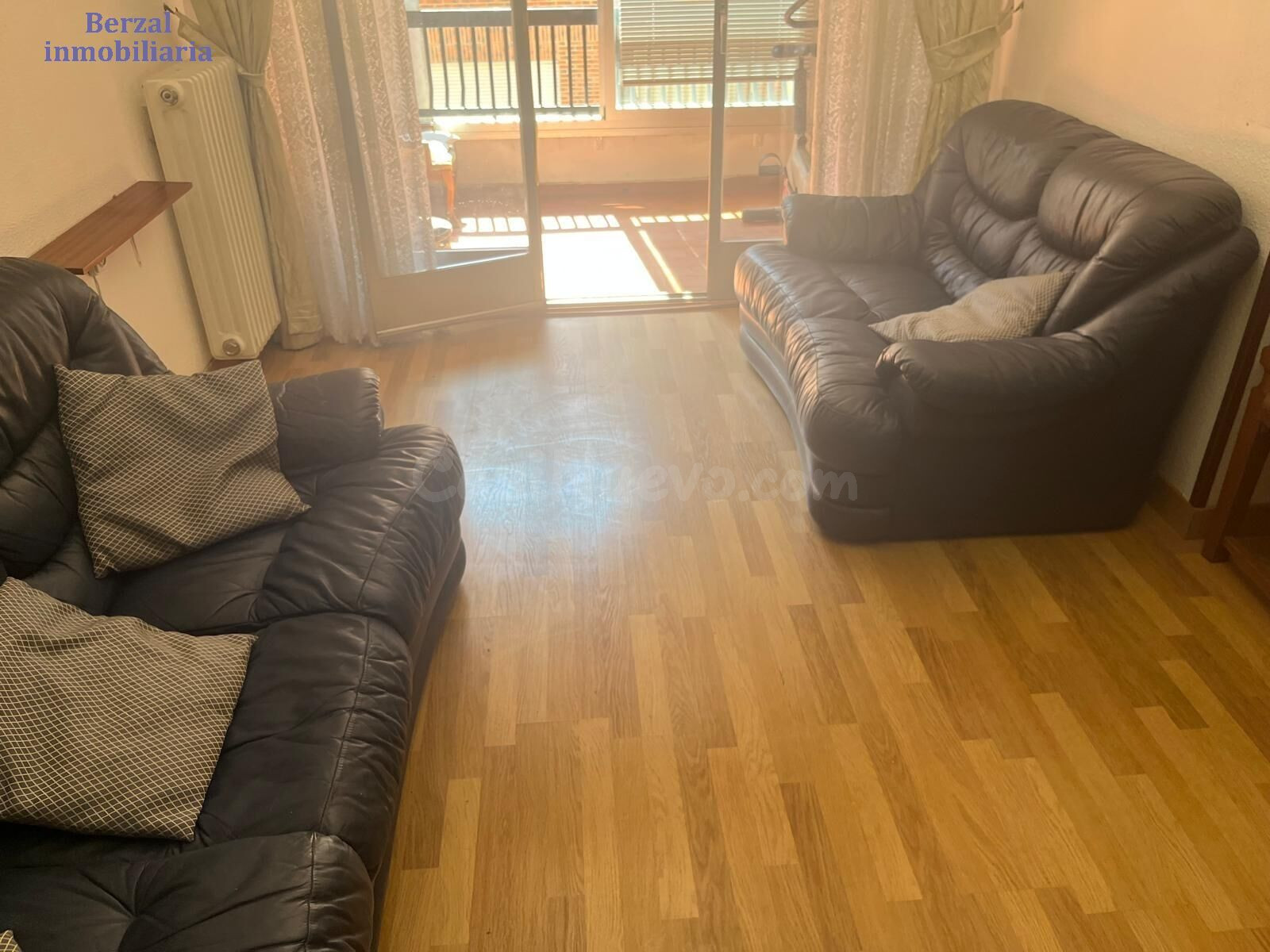 Piso de tres dormitorios, baño, garaje y trastero - foto 3