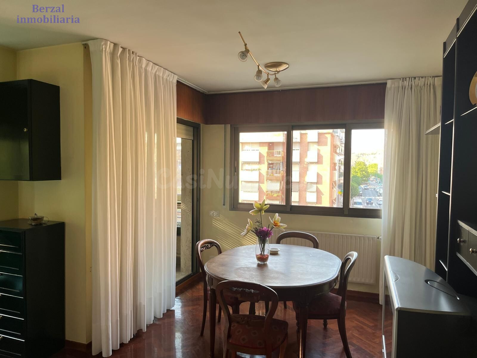 Piso de cuatro dormitorios, dos baños, dos terrazas, garaje 