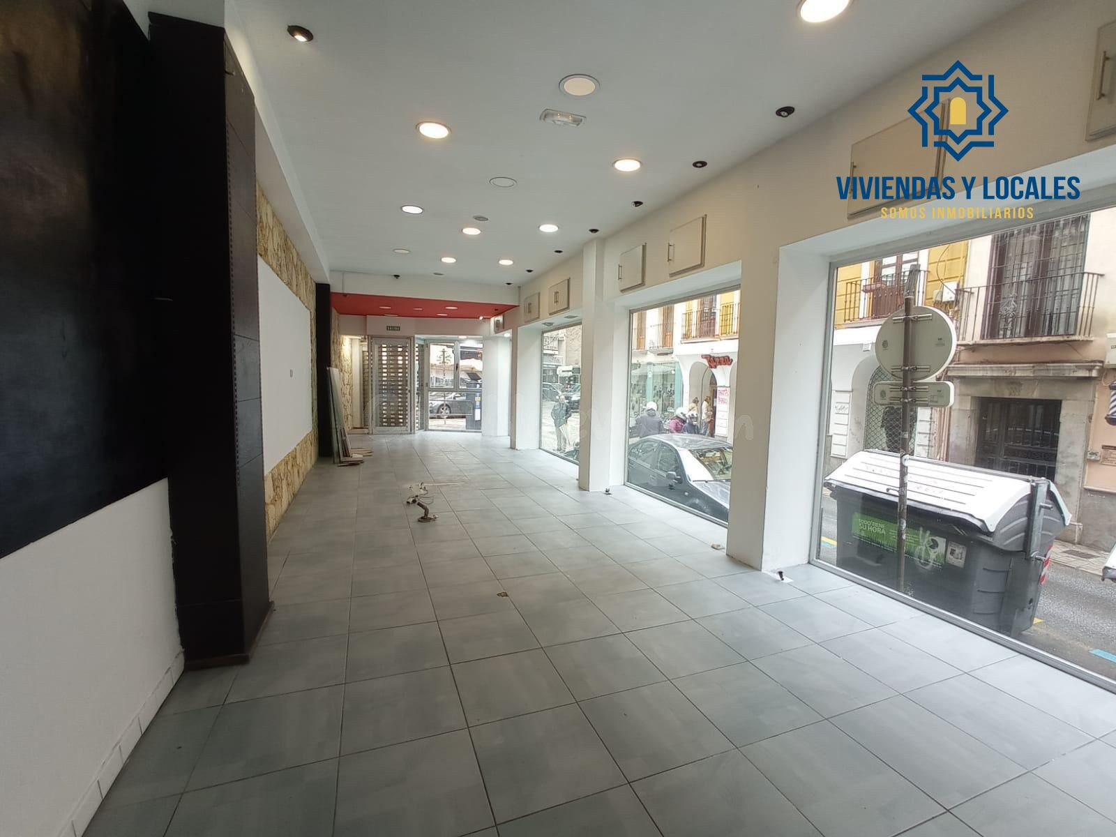 Disponible amplio local en esquina calle san Juan de Dios - foto 4