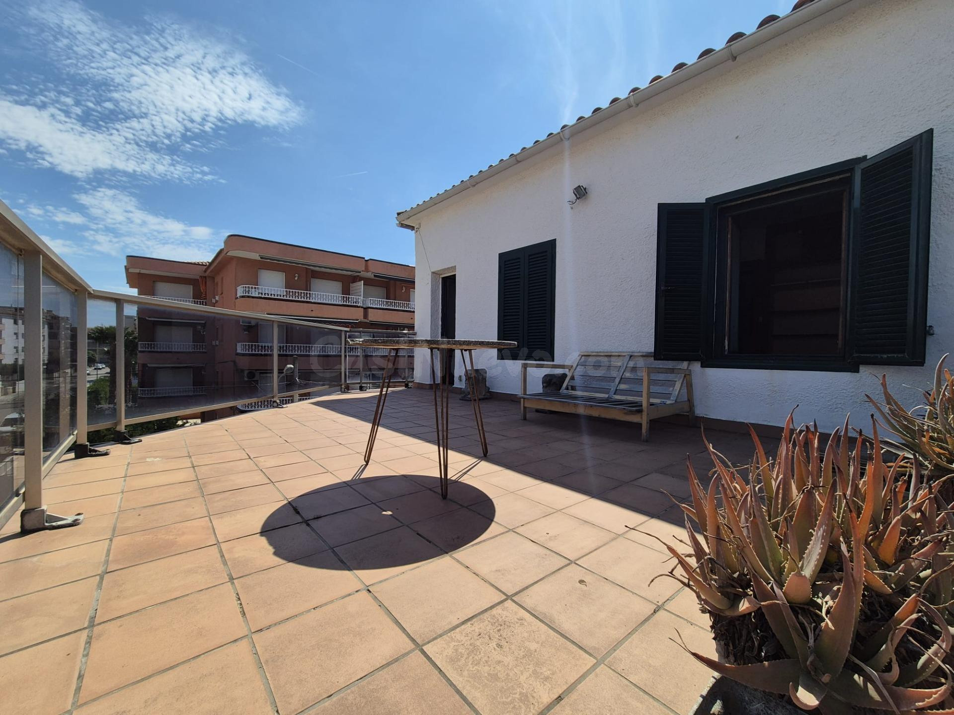 PISO DE 100M2 A REFORMAR CON TERRAZA DE 30M2 EN SANT SALVADO - foto 2